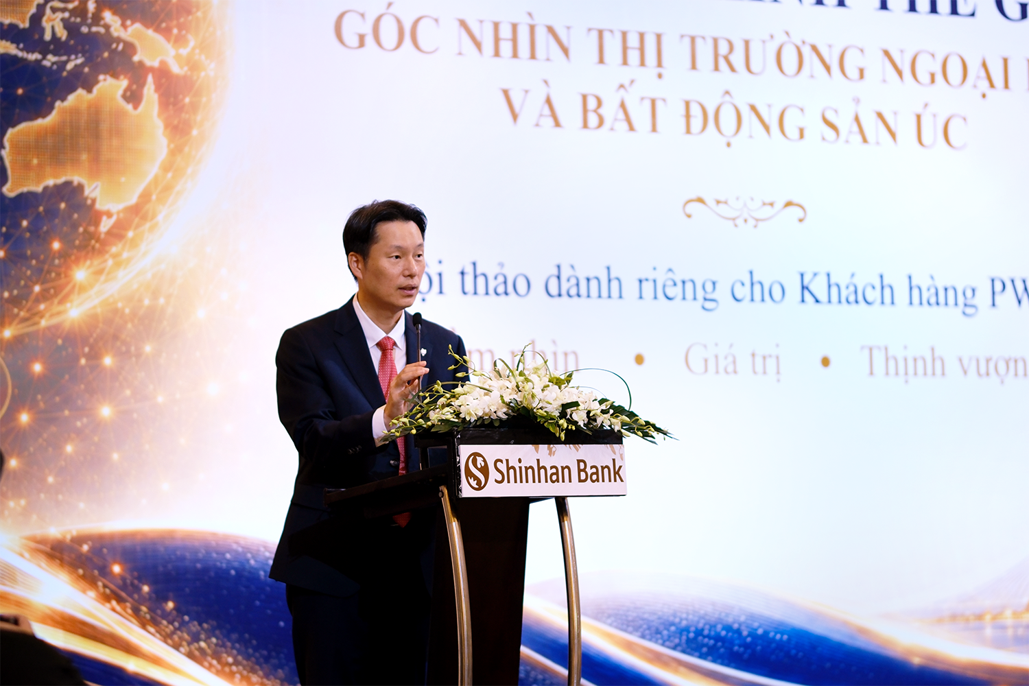 Mr. Lee Jong Hyuck, Deputy General Director of Shinhan Bank, delivered remarks at the event.