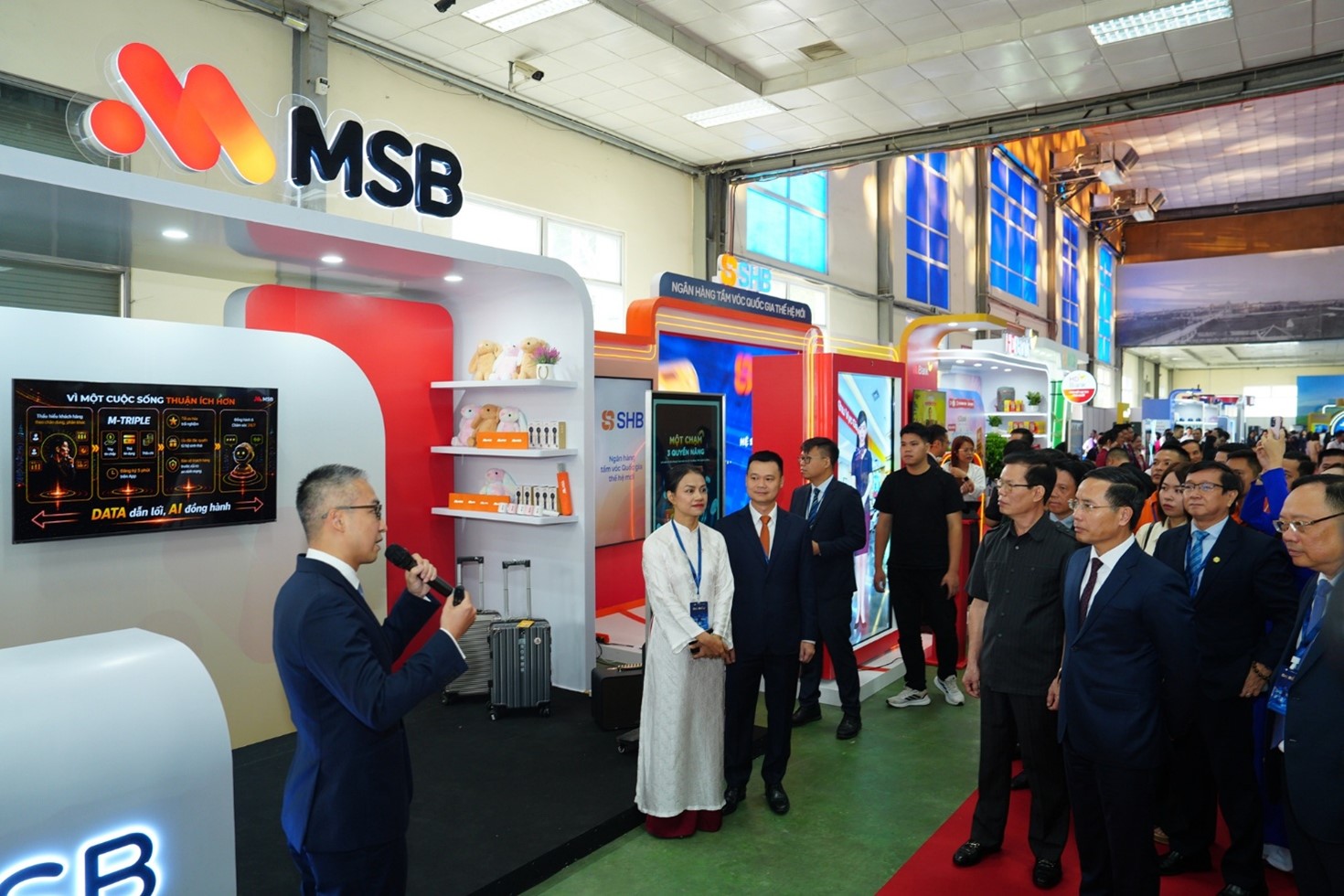 Ông Vũ Ngọc Bồng Lai – Giám đốc Khối Chiến lược và Đổi mới Sáng tạo MSB thuyết trình trước Thống đốc NHNN về giải pháp M-Triple