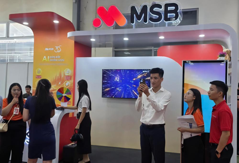 Các đại biểu tham quan và trải nghiệm giải pháp tại gian hàng MSB