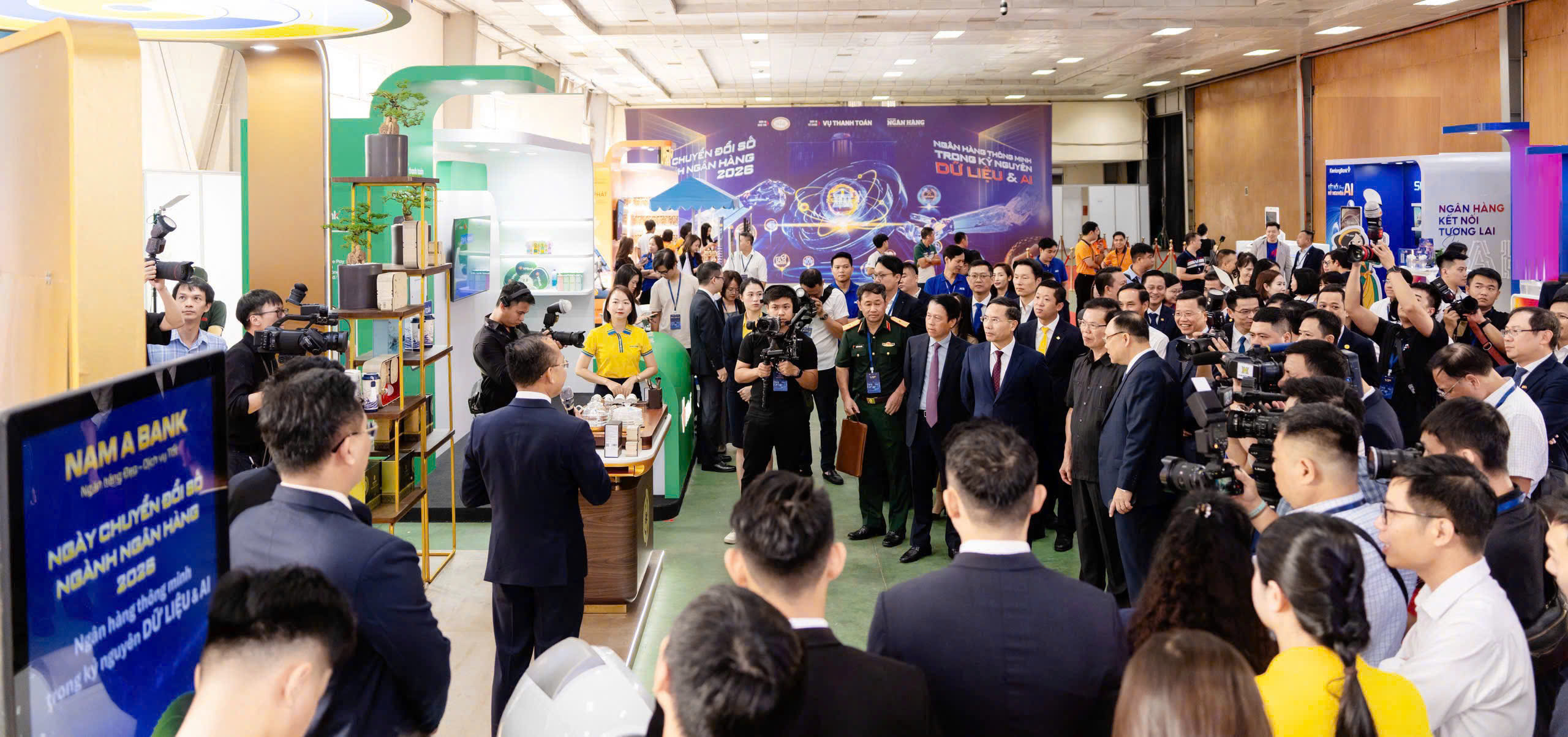 Ông Phạm Đức Ấn - Thống đốc NHNN, tham quan gian trưng bày công nghệ Nam A Bank.