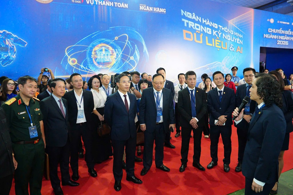 Ủy viên Trung ương Đảng, Thống đốc Ngân hàng Nhà nước Phạm Đức Ấn cùng đoàn đại biểu tham quan gian hàng SACOMBANK, nghe chia sẻ về hành trình chuyển đổi số của Ngân hàng