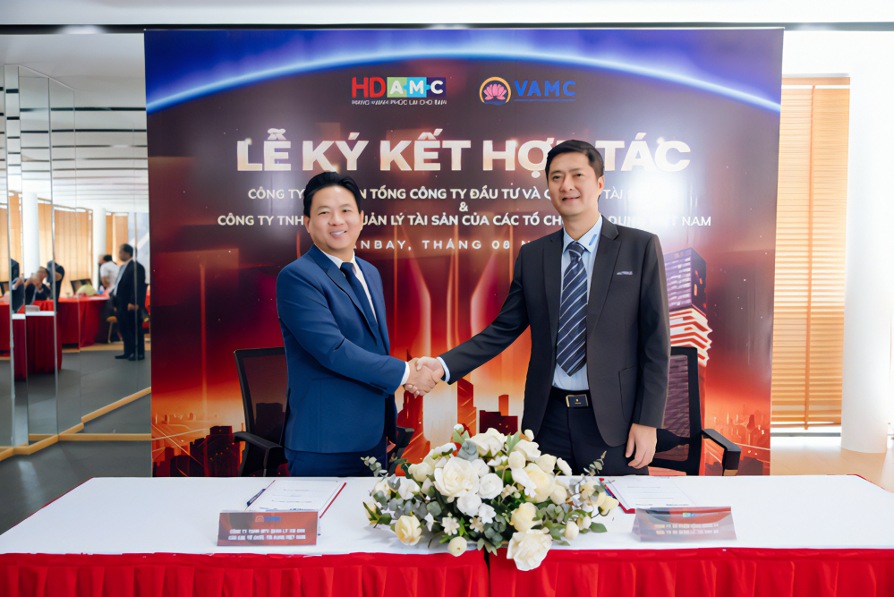 Đại diện Lãnh đạo VAMC và HDAMC thực hiện nghi thức ký kết Thỏa thuận hợp tác.