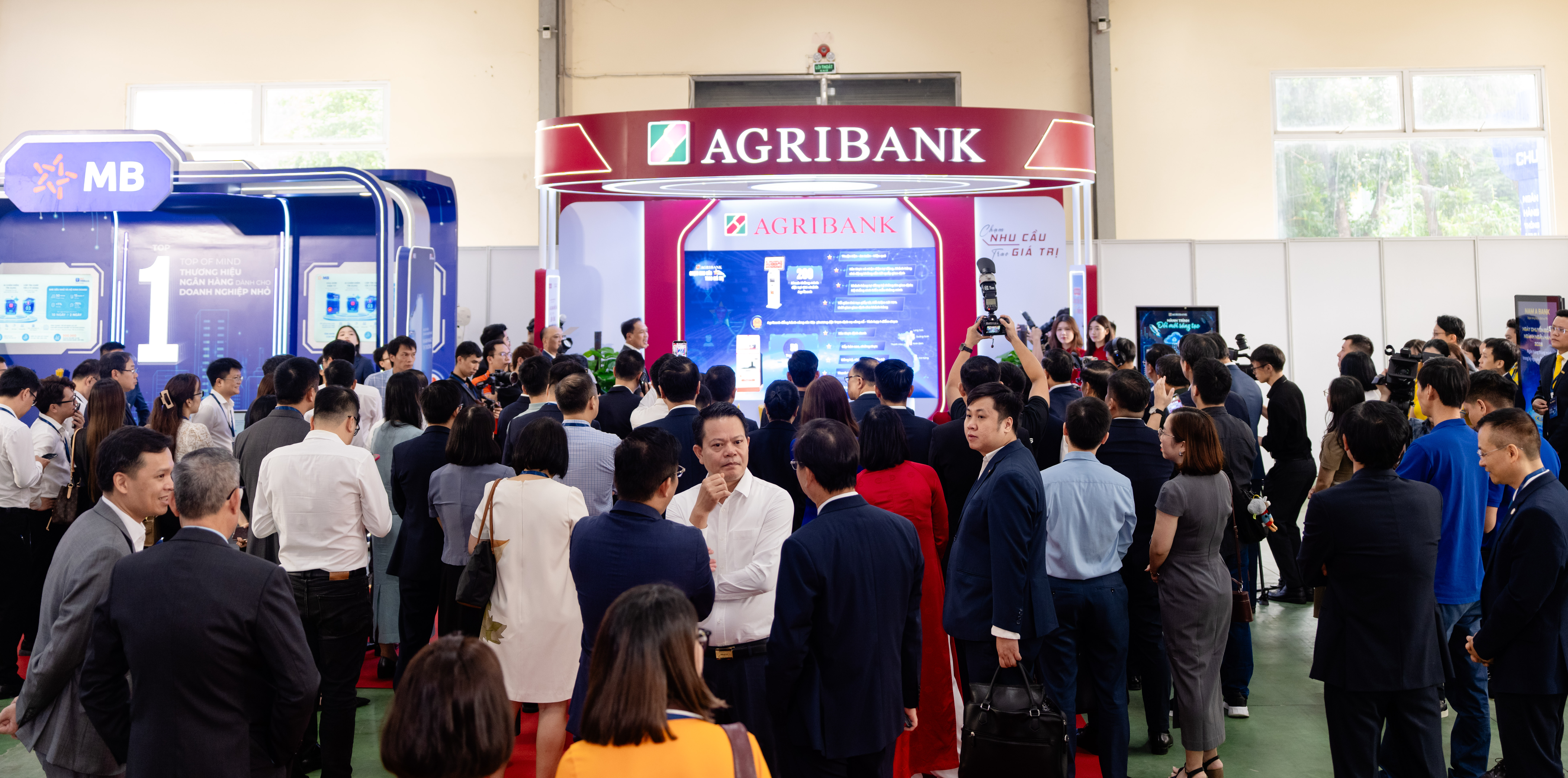 Không gian trưng bày thành tựu số hóa của Agribank tại sự kiện Chuyển đổi số ngành Ngân hàng năm 2026 thu hút đông đảo khách tham quan