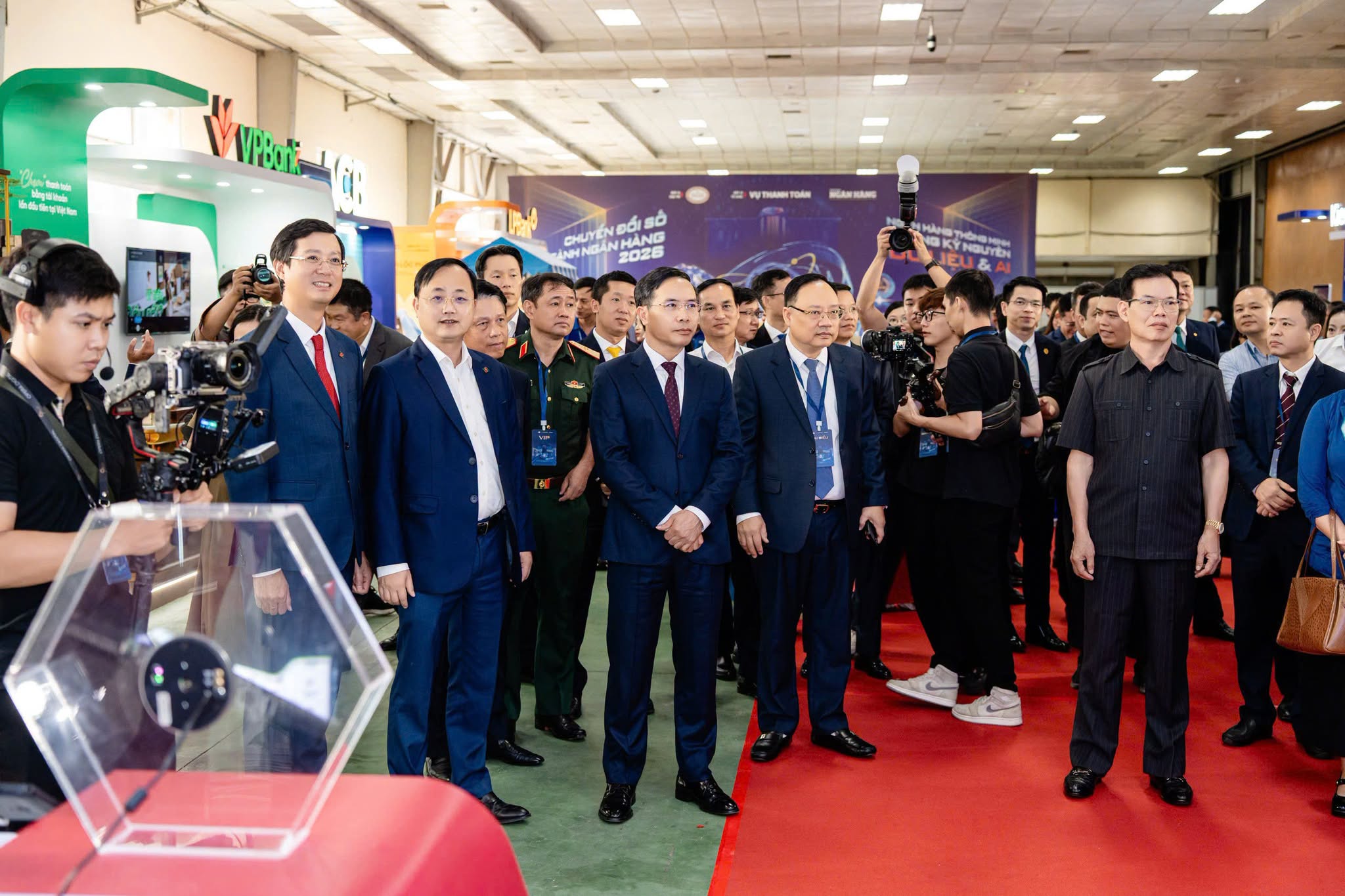 Đại biểu tham quan gian hàng chuyển đổi số của Agribank