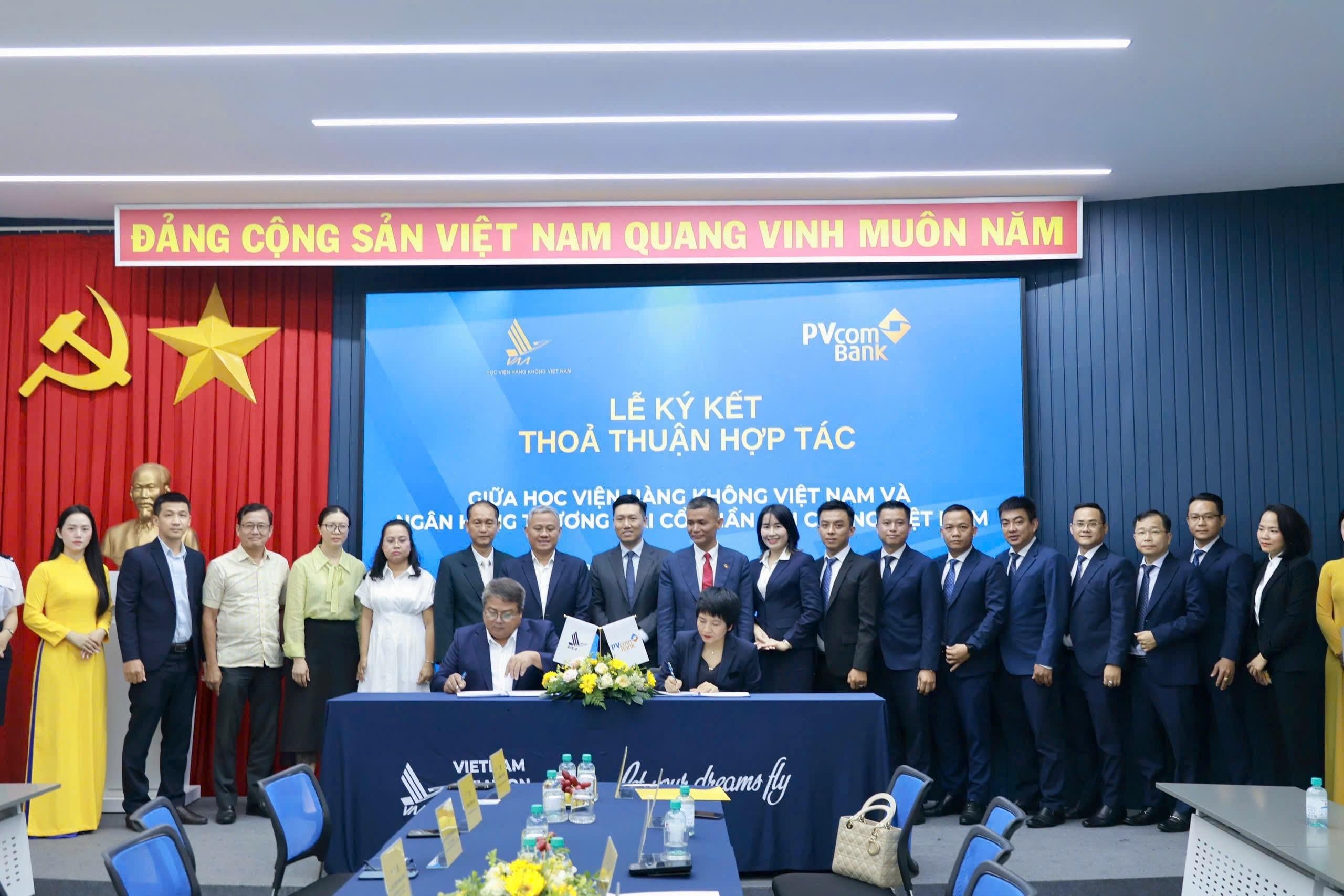 Đại diện PVcomBank và Học viện Hàng không Việt Nam thực hiện nghi thức ký kết thỏa thuận hợp tác