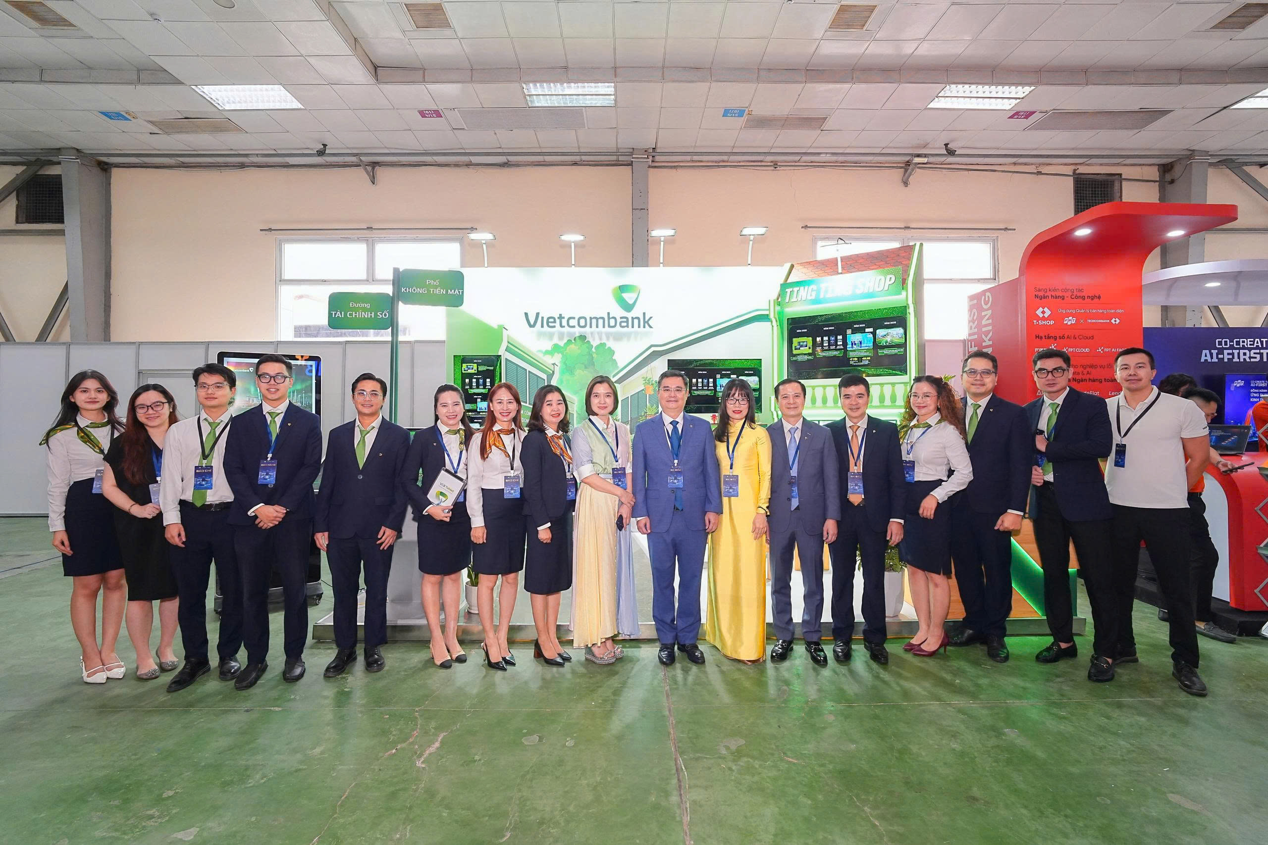 Đại diện Ban lãnh đạo và cán bộ Vietcombank chụp ảnh lưu niệm tại không gian “Đường tài chính số - Phố không tiền mặt” trong khuôn khổ sự kiện Chuyển đổi số ngành Ngân hàng năm 2026