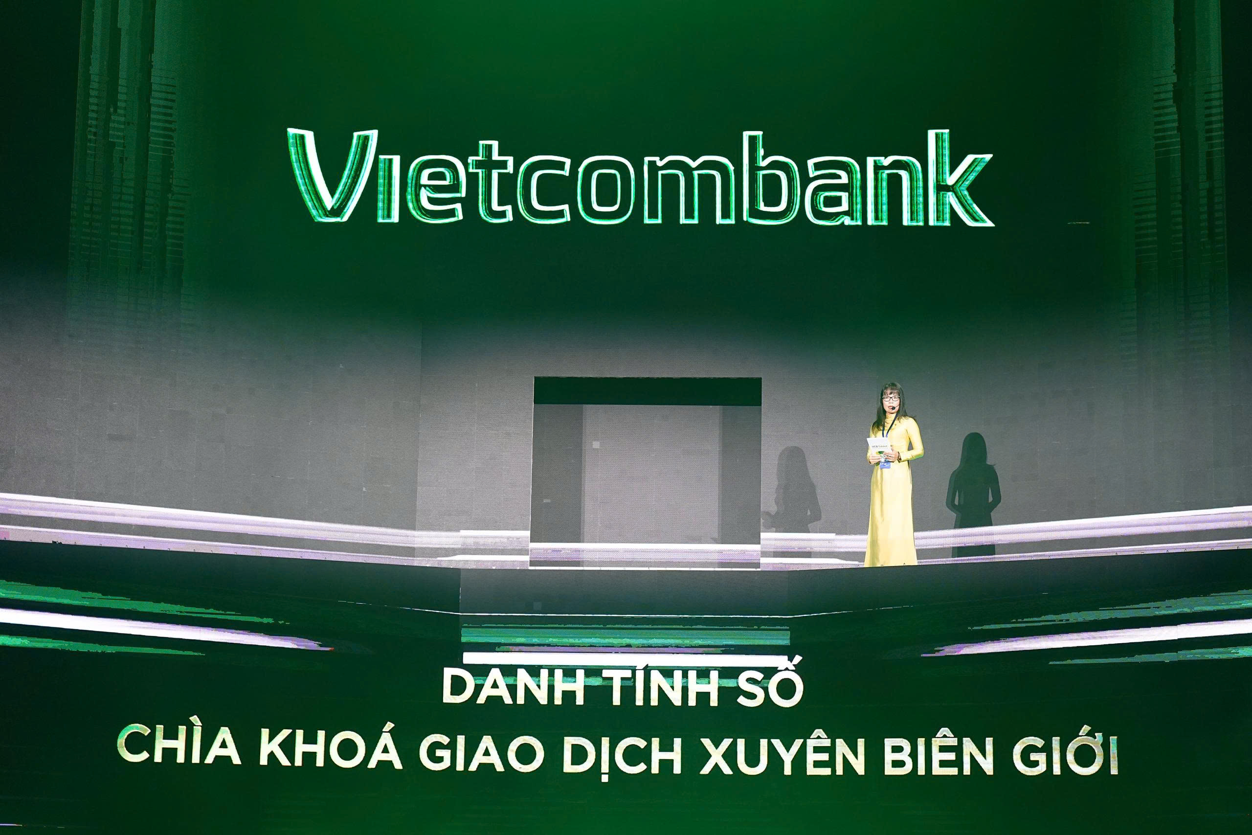 Bà Đoàn Hồng Nhung - Thành viên Ban điều hành, Giám đốc Khối Bán lẻ, đại diện Vietcombank trình bày chủ đề “Danh tính số - Chìa khóa giao dịch xuyên biên giới”, thuộc phần trình diễn “Hành trình 5 năm chuyển đổi số ngành Ngân hàng”