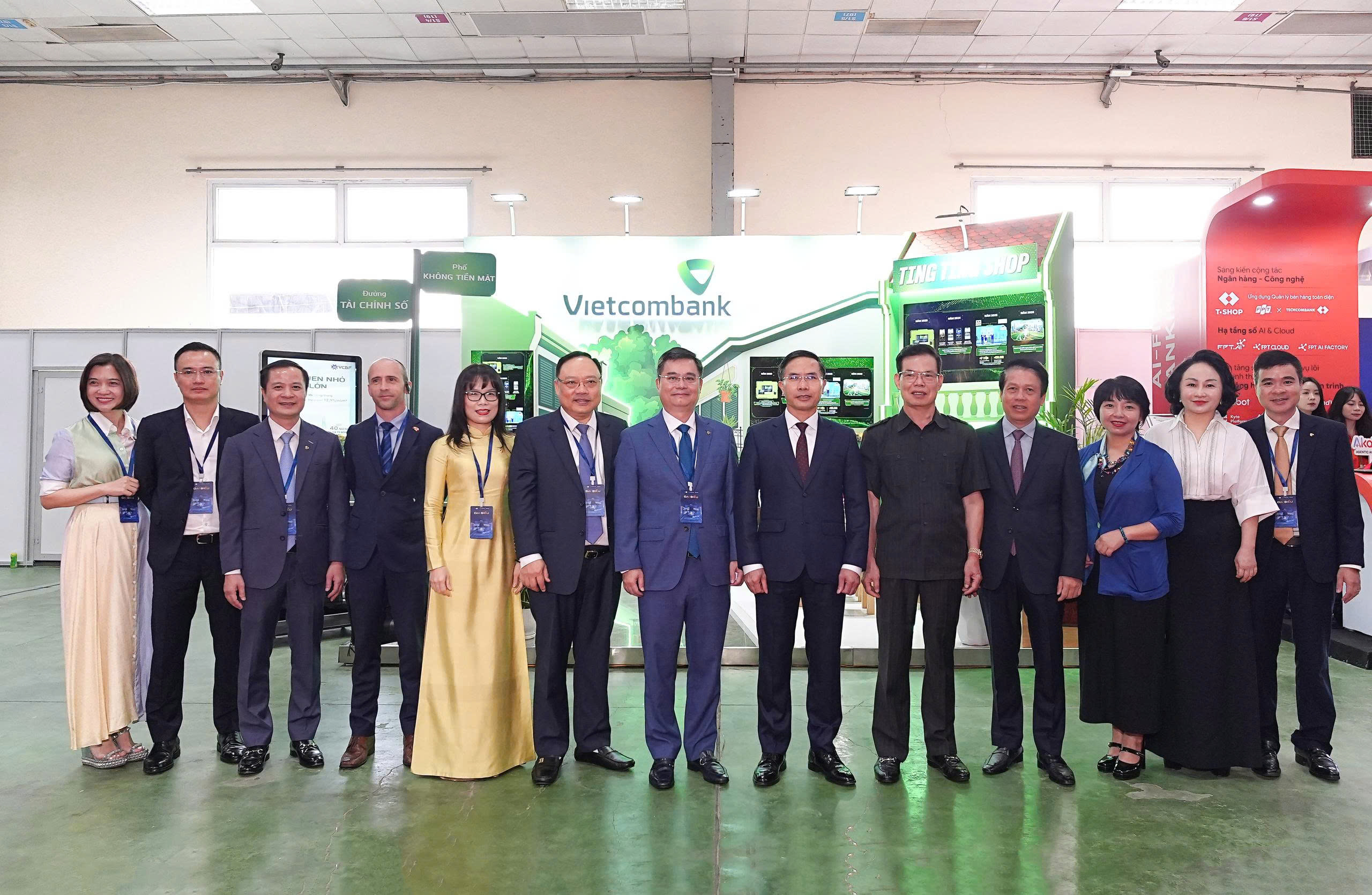 Thống đốc NHNN Việt Nam Phạm Đức Ấn cùng các đại biểu thăm không gian trải nghiệm “Đường tài chính số - Phố không tiền mặt” của Vietcombank