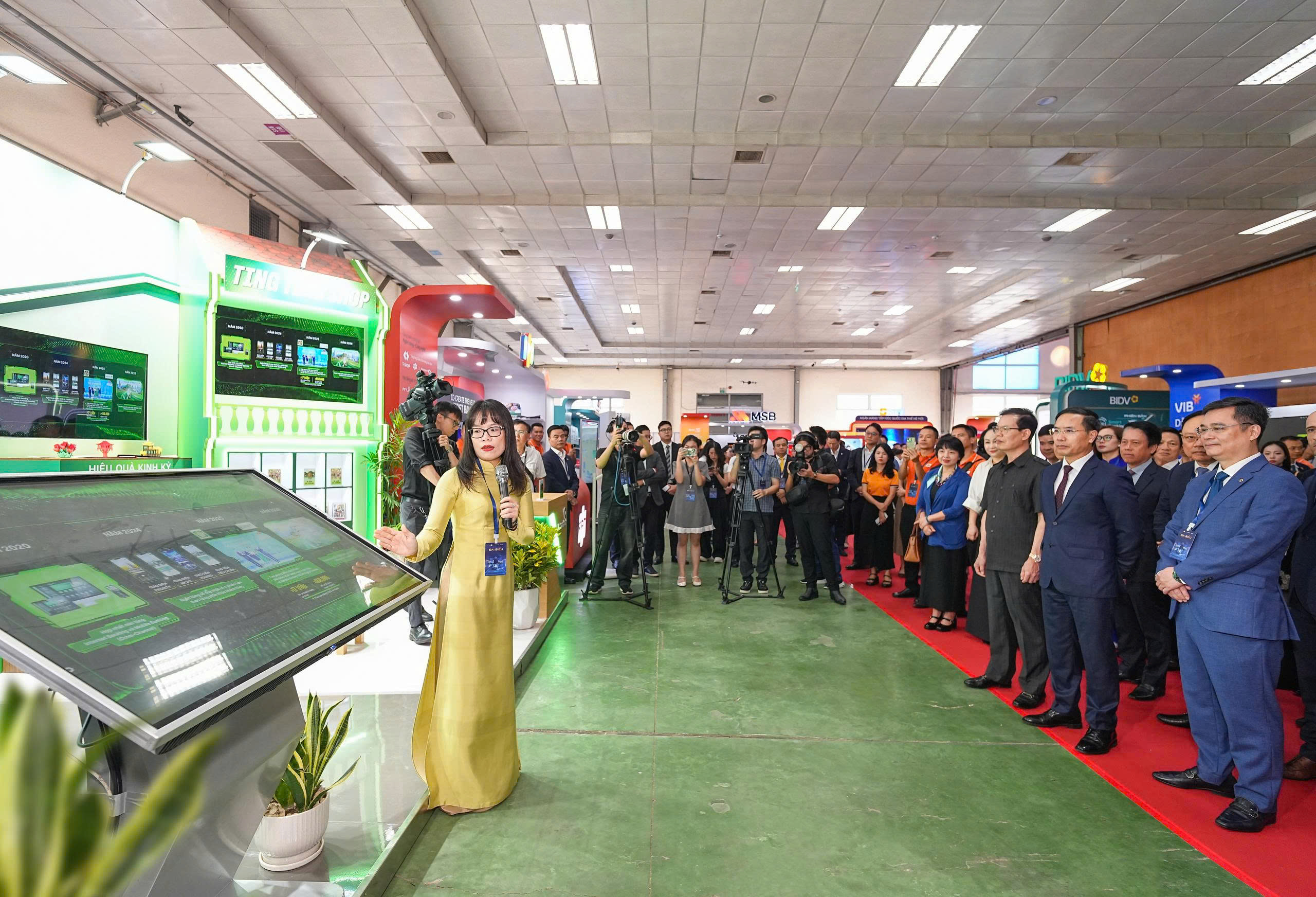 Bà Đoàn Hồng Nhung - Thành viên Ban điều hành, Giám đốc Khối Bán lẻ Vietcombank giới thiệu về những dấu ấn nổi bật trong 5 năm chuyển đổi số của Vietcombank trước Thống đốc NHNN và các đại biểu