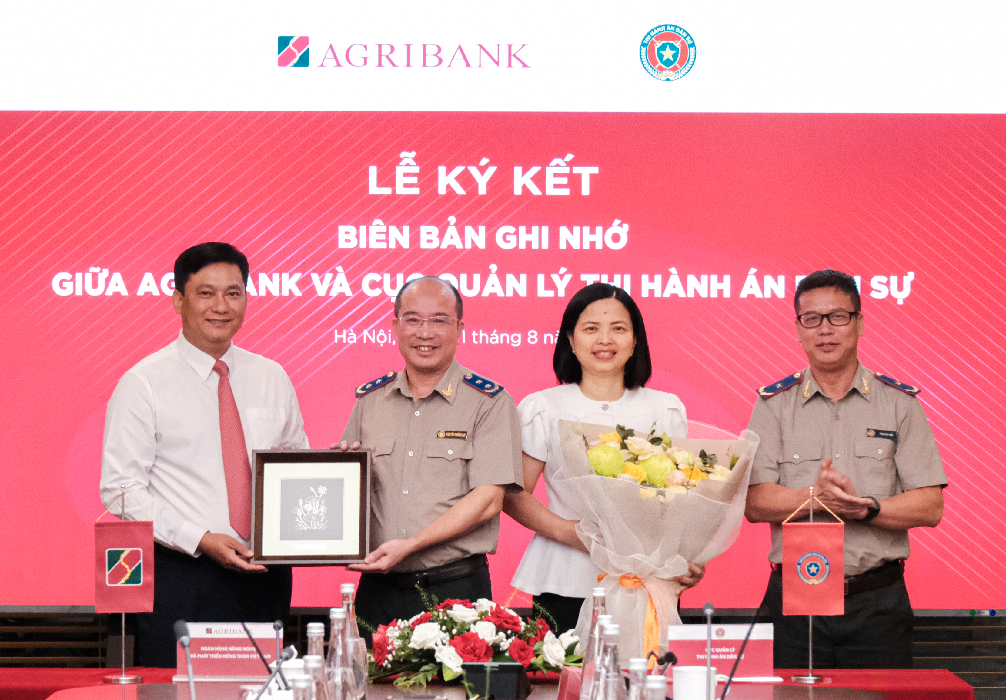 Lãnh đạo hai đơn vị trao quà lưu niệm