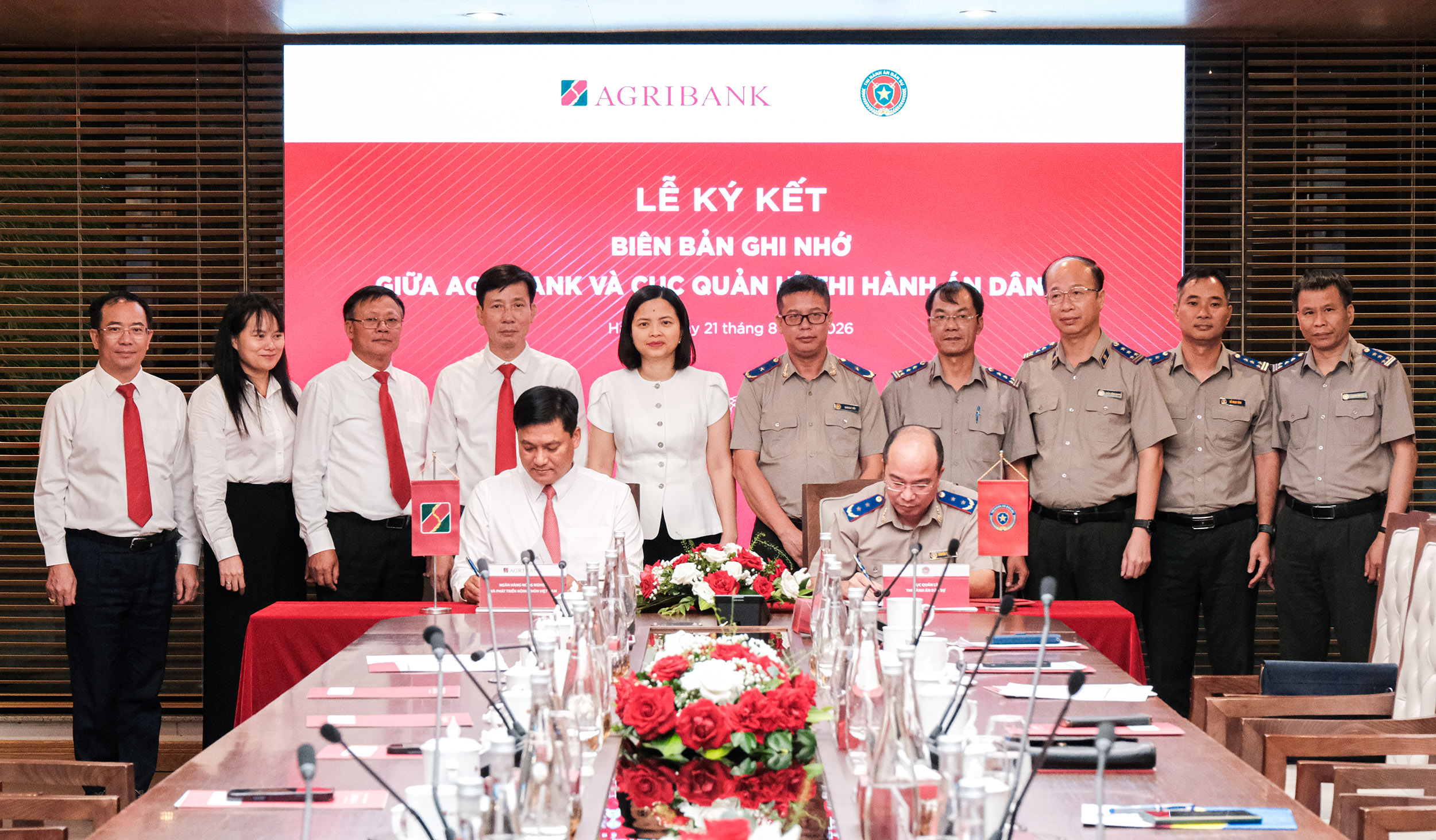 Ông Nguyễn Thắng Lợi - Cục trưởng Cục Quản lý Thi hành án dân sự và ông Phạm Toàn Vượng - Thành viên HĐTV, Tổng Giám đốc Agribank ký Biên bản ghi nhớ hợp tác