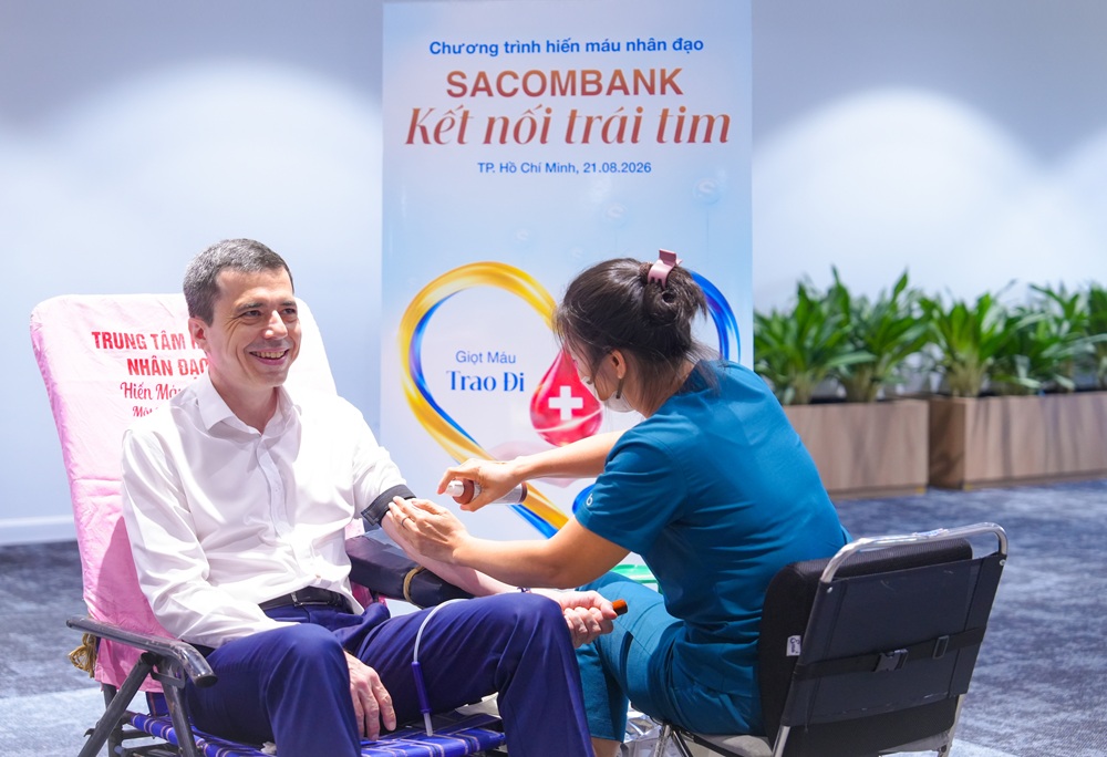 Tổng Giám đốc Loic Faussier hưởng ứng chương trình hiến máu cùng các CBNV tại Hội sở