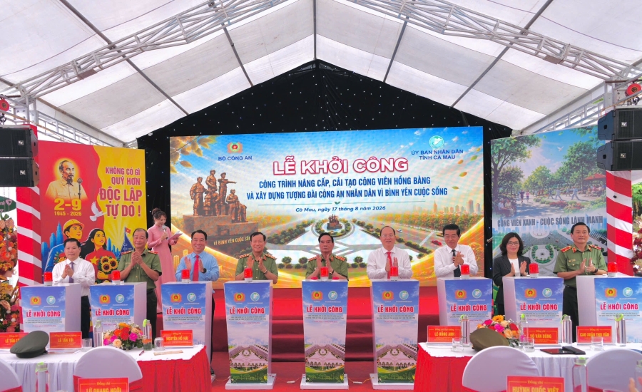Phó Tổng Giám đốc Vietcombank Nguyễn Văn Lập (ngoài cùng bên trái) tham gia nghi lễ nhấn nút khởi công xây dựng công trình Công viên Hồng Bàng