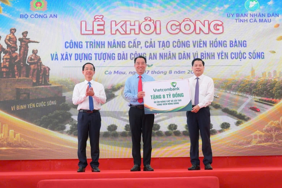 Đại diện Vietcombank - Phó Tổng Giám đốc Nguyễn Văn Lập (ngoài cùng bên phải) trao bảng tài trợ tượng trưng cho đại diện UBND tỉnh Cà Mau