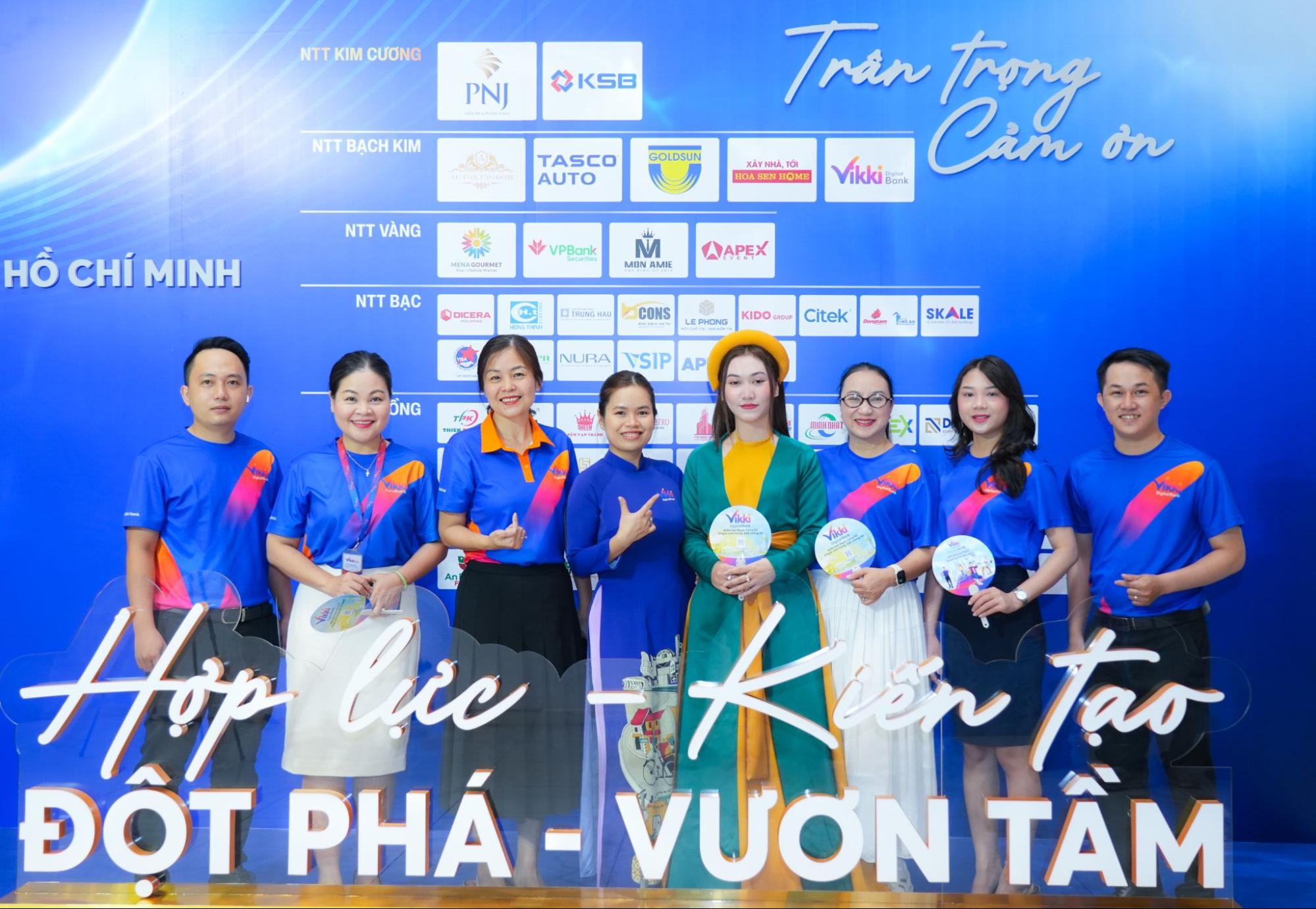 Khách hàng tham quan trải nghiệm tại gian hàng của Vikki Digital Bank