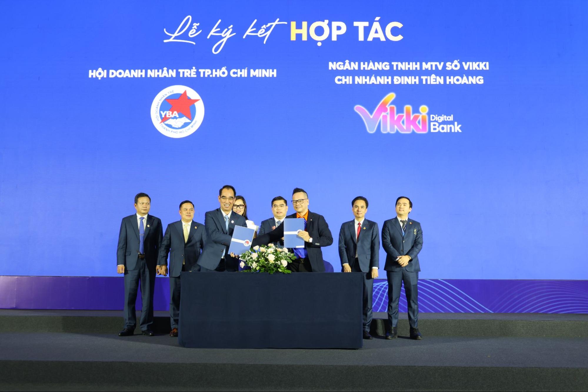 Đại diện Vikki Digital Bank Chi nhánh Đinh Tiên Hoàng và Hội Doanh nhân trẻ TP.HCM ký kết hợp tác