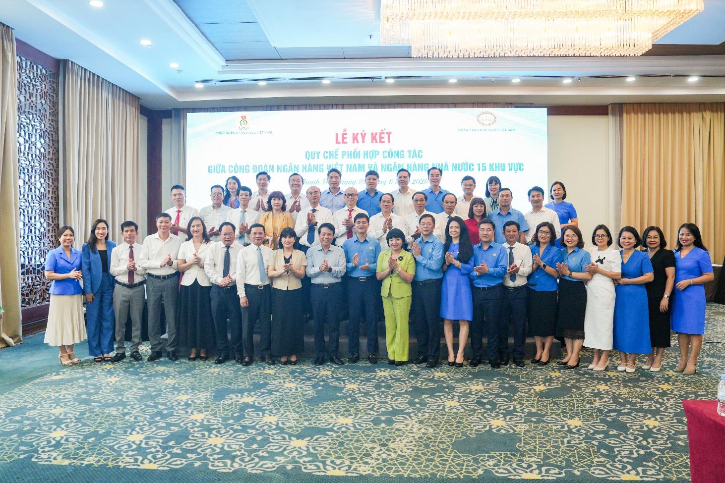 Đồng chí Ngọ Duy Hiểu, đồng chí Phạm Tiến Dũng cùng các đồng chí đại biểu, khách mời chụp ảnh kỷ niệm