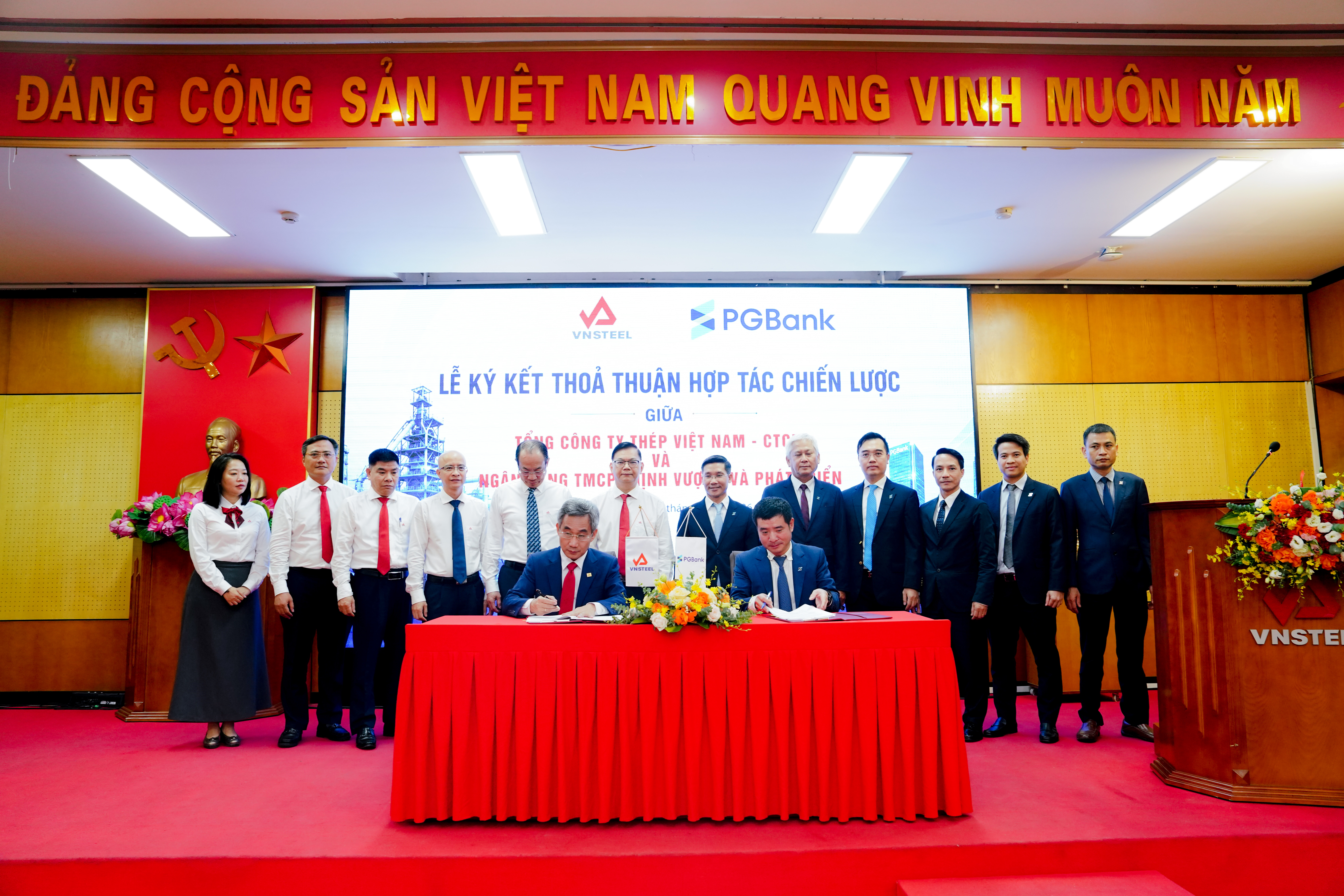 Ảnh: Đại diện lãnh đạo PGBank và Vnsteel cùng ký Thỏa thuận hợp tác chiến lược giữa hai bên.