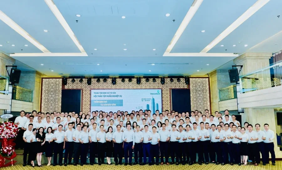 Ban Tổ chức cùng các khách mời và đại biểu tham dự hội thảo chụp ảnh lưu niệm