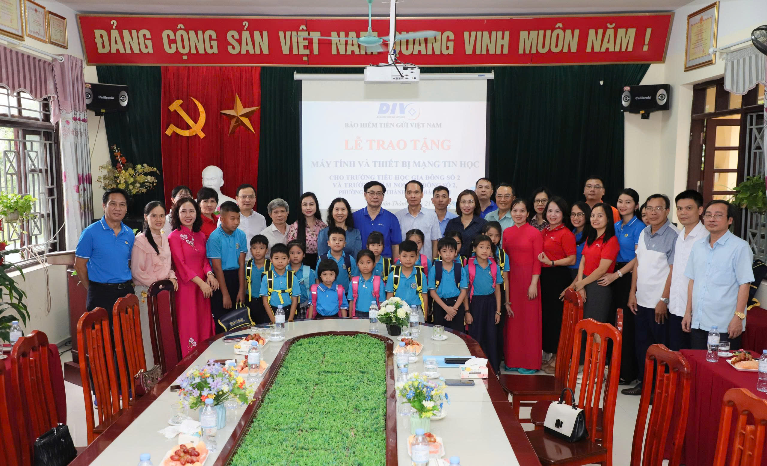 Công đoàn Bảo hiểm tiền gửi Việt Nam trao tặng thiết bị tin học cho hai trường học ở phường Thuận Thành, tỉnh Bắc Ninh
