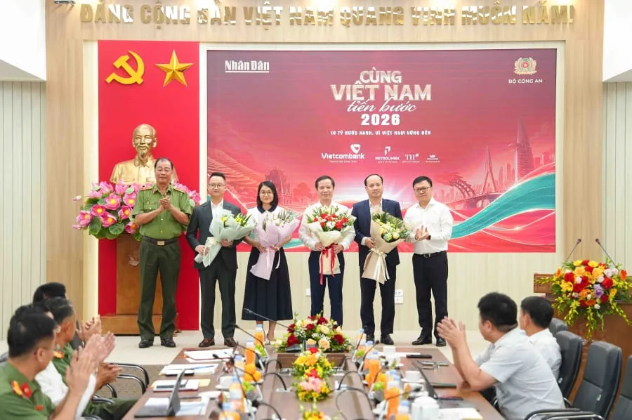 Đại diện Ban tổ chức tặng hoa tri ân Vietcombank - Thương hiệu đồng hành cùng các nhà tài trợ khác
