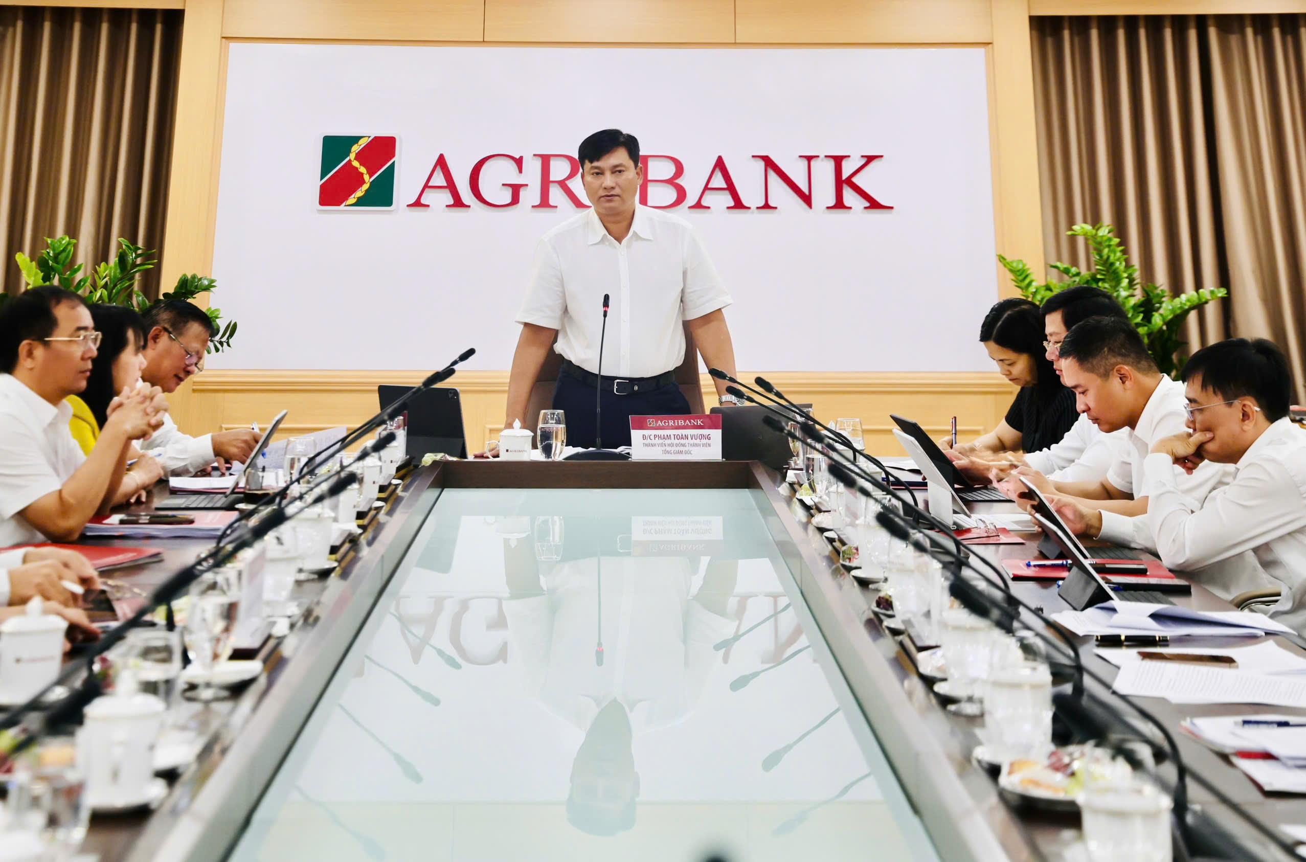 Đ/c Phạm Toàn Vượng, Phó Bí thư Đảng ủy, Thành viên HĐTV, Tổng Giám đốc Agribank phát biểu khai mạc Chương trình làm việc