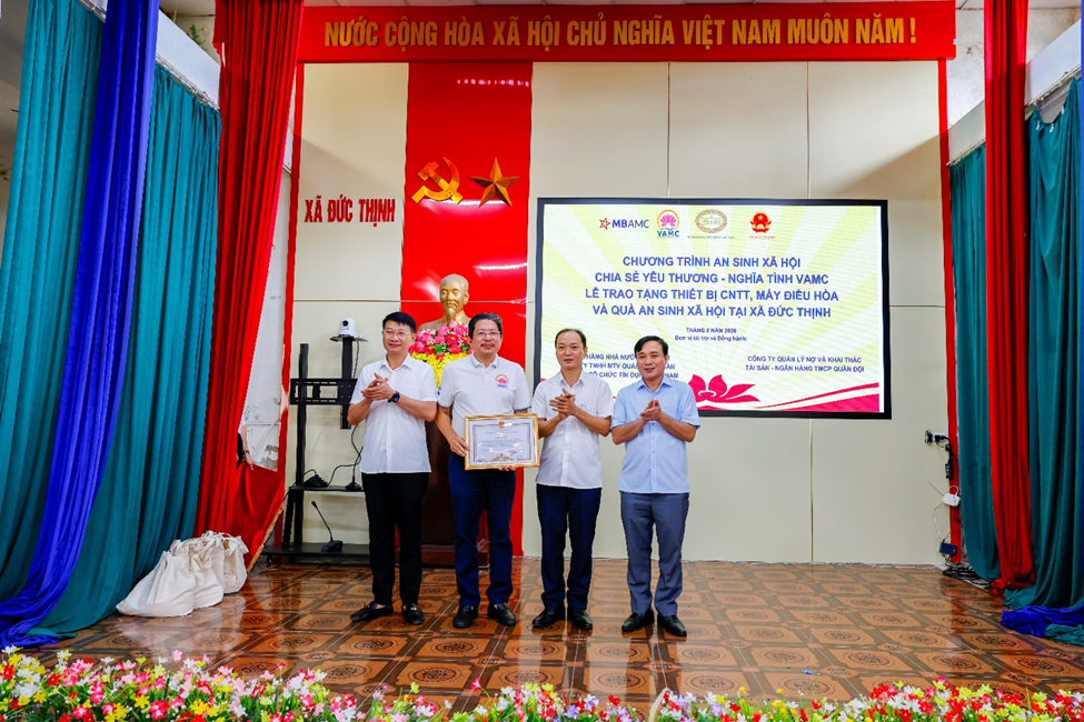 Ông Lê Văn Hùng – Chủ tịch Công đoàn cơ sở VAMC nhận giấy khen