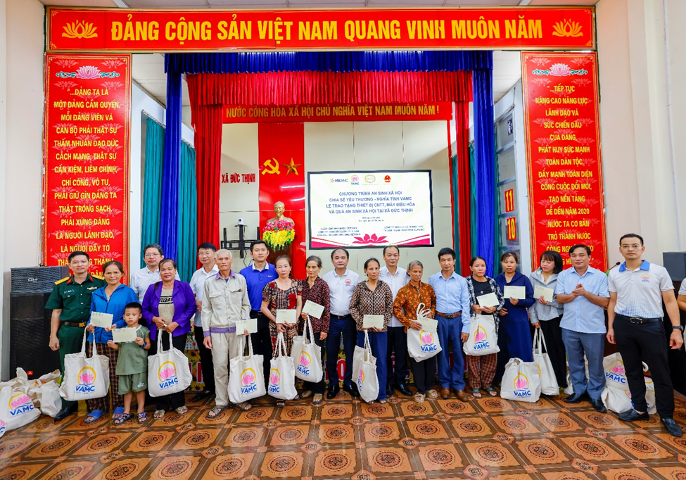 Đại diện các hộ nhận quà an sinh xã hội