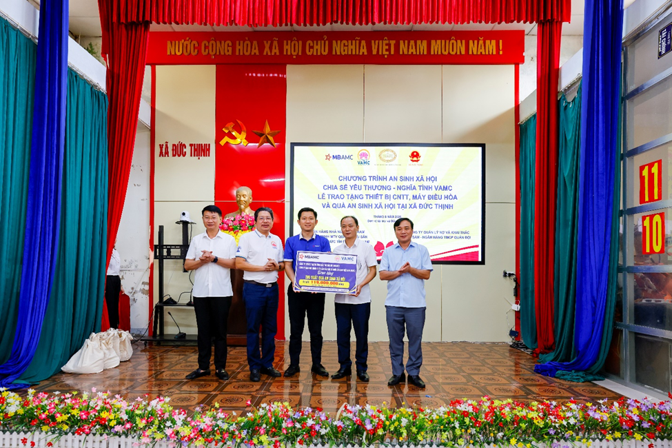 VAMC cùng MBAMC trao tặng 200 suất quà an sinh xã hội
