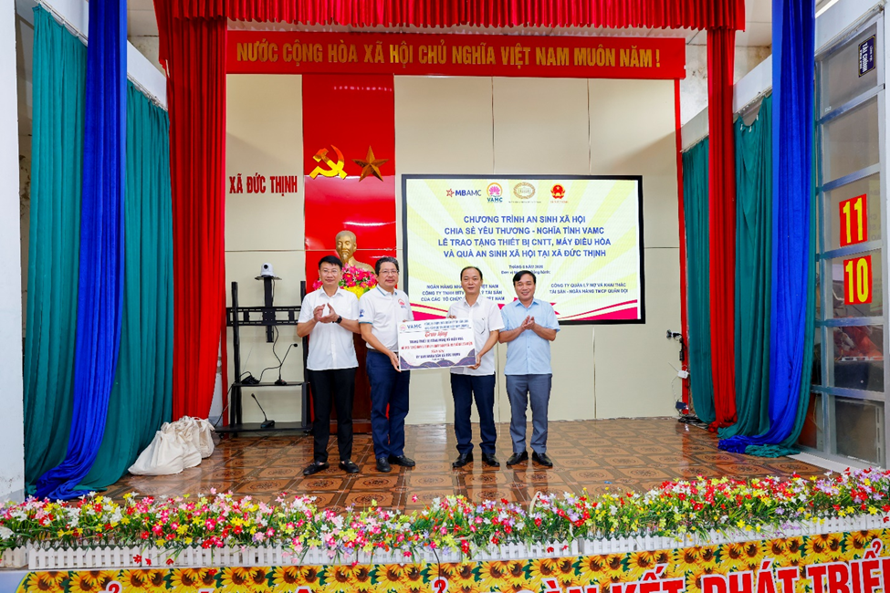 Đại diện VAMC trao tặng trang thiết bị công nghệ và điều hòa