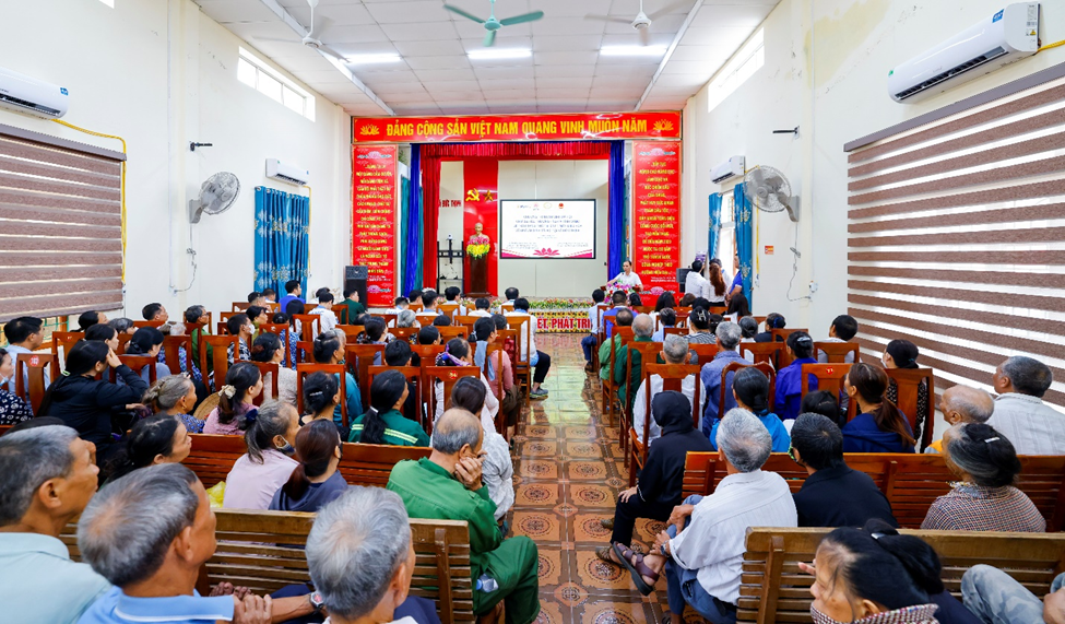 Toàn cảnh chương trình cùng đại diện các hộ dân tham dự trao suất quà an sinh xã hội