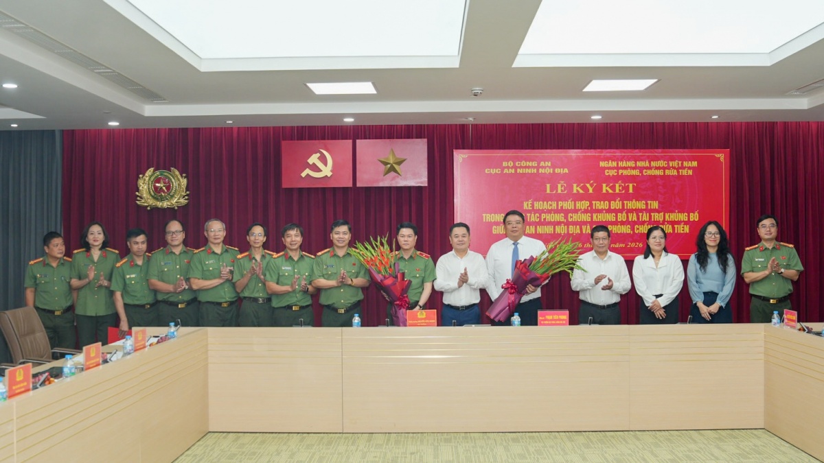 Phó Thống đốc Nguyễn Ngọc Cảnh chụp ảnh lưu niệm cùng các đại biểu tham dự buổi lễ