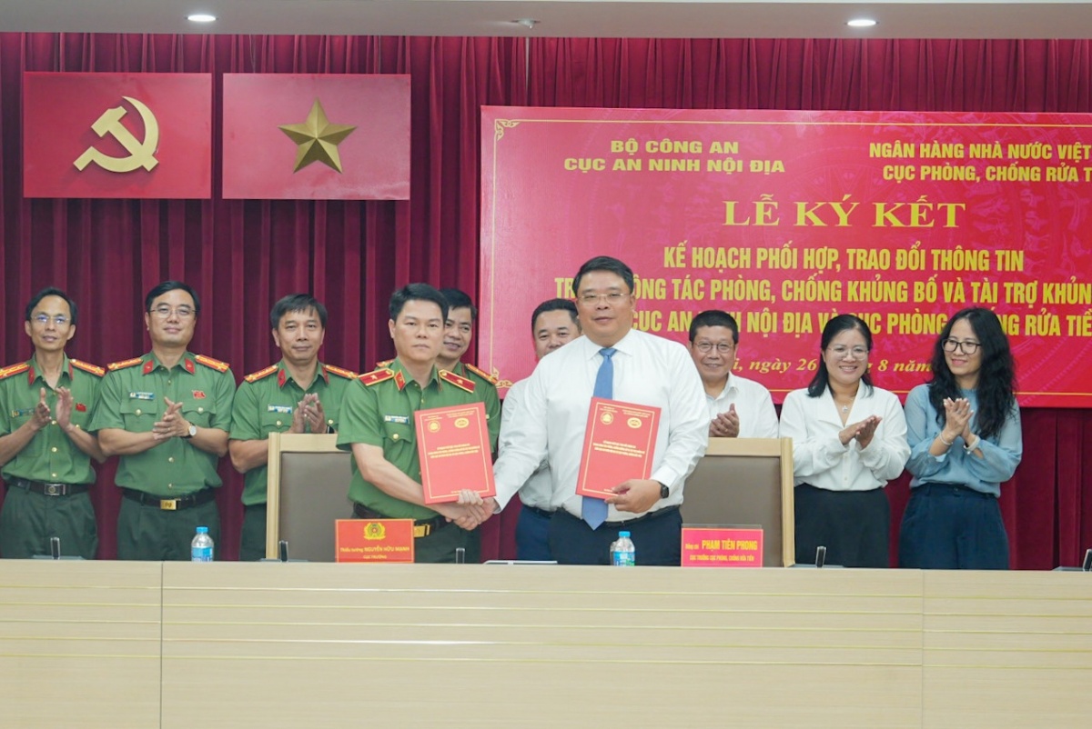 Đại diện Cục An ninh nội địa – Bộ Công an và Cục Phòng, chống rửa tiền – NHNN ký kết hợp tác
