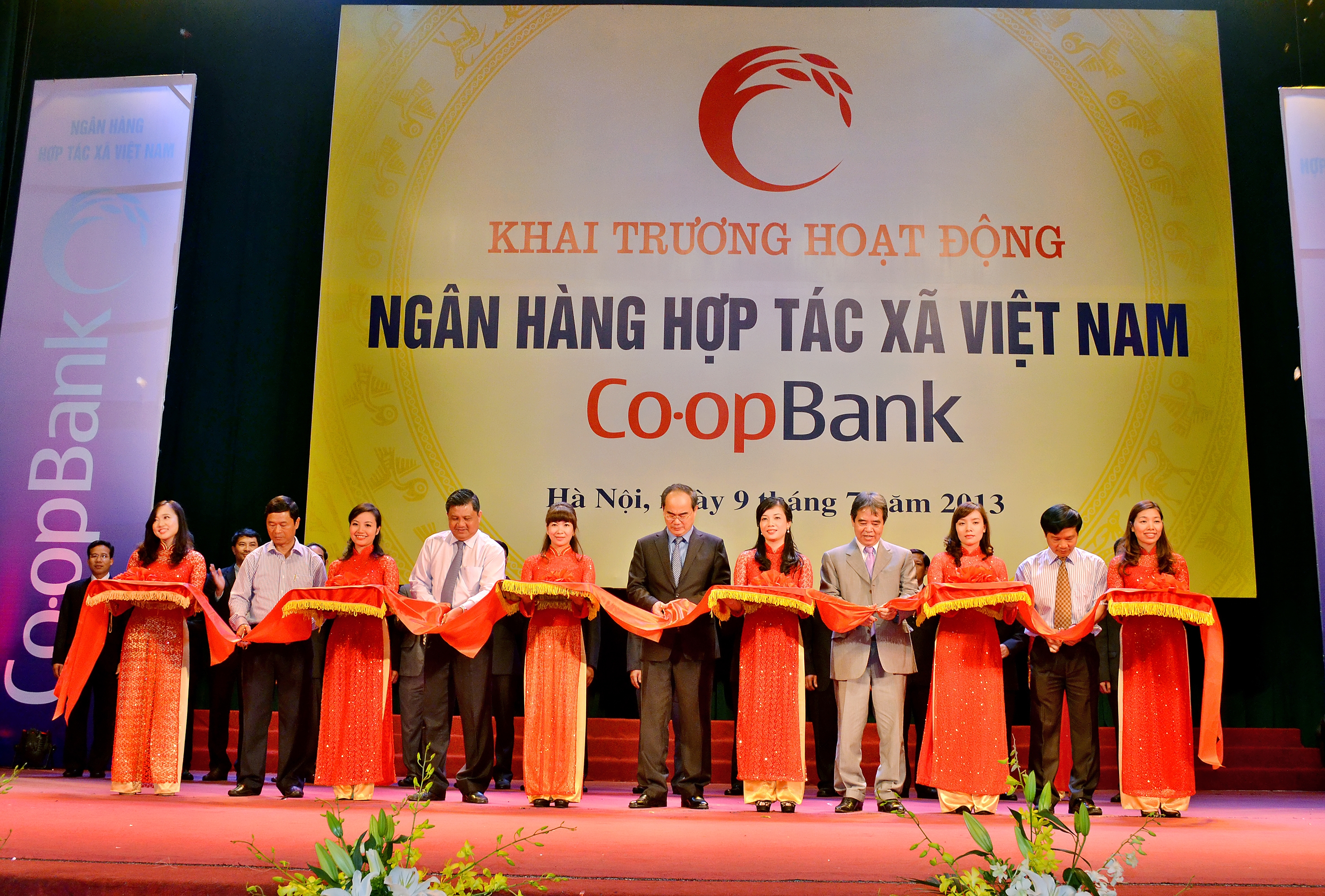 Lễ cắt băng khai trương hoạt động Co-opBank (Tháng 7/2013)