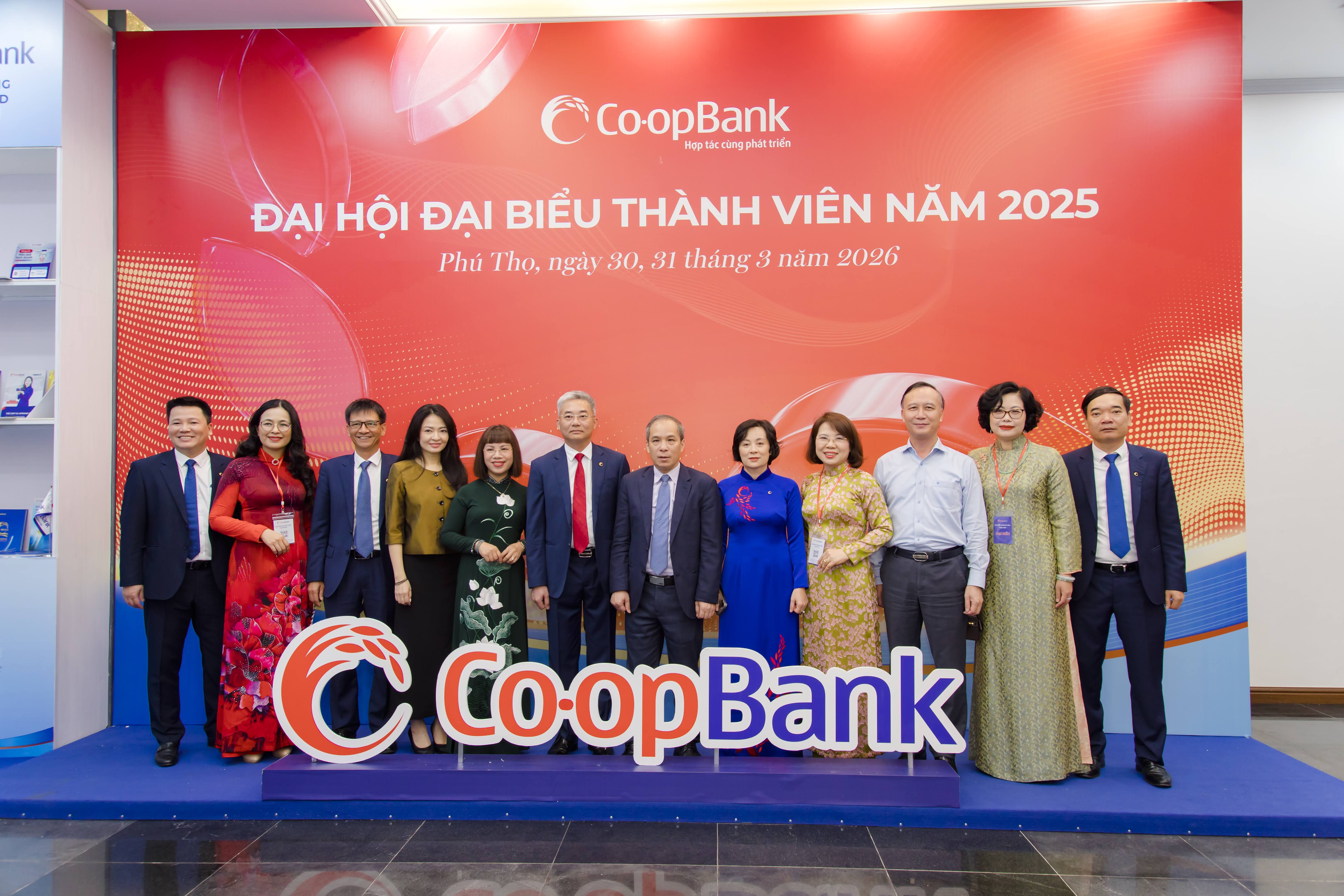 Ông Đoàn Thái Sơn – Phó Thống đốc Thường trực NHNN Việt Nam cùng đại diện một số lãnh đạo đơn vị thuộc NHNN, lãnh đạo Co-opBank chụp ảnh lưu niệm tại Đại hội Đại biểu Thành viên Co-opBank năm 2025