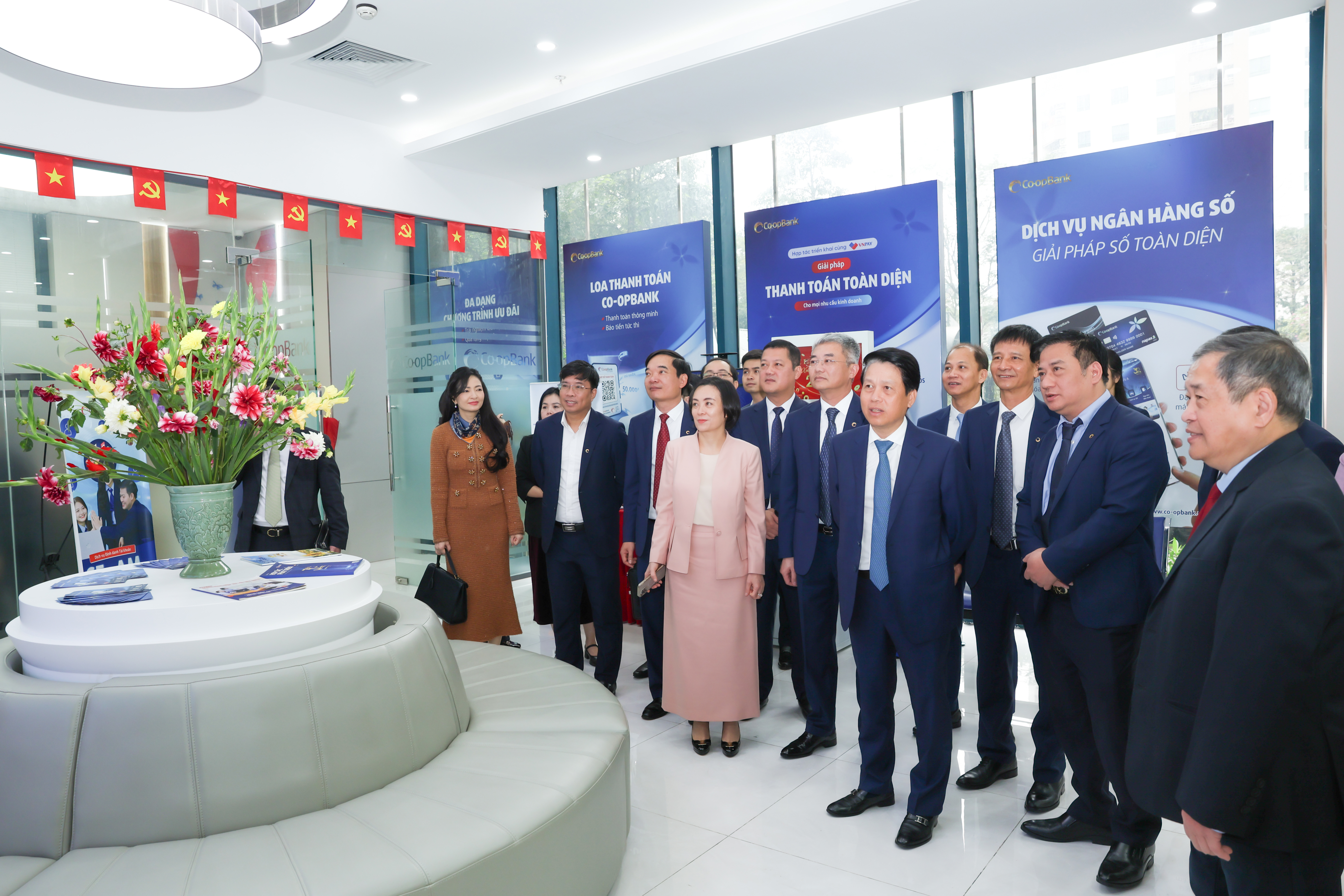 Ông Phạm Tiến Dũng – Phó Thống đốc NHNN Việt Nam thăm Trung tâm Thẻ và Dịch vụ Ngân hàng số Co-opBank