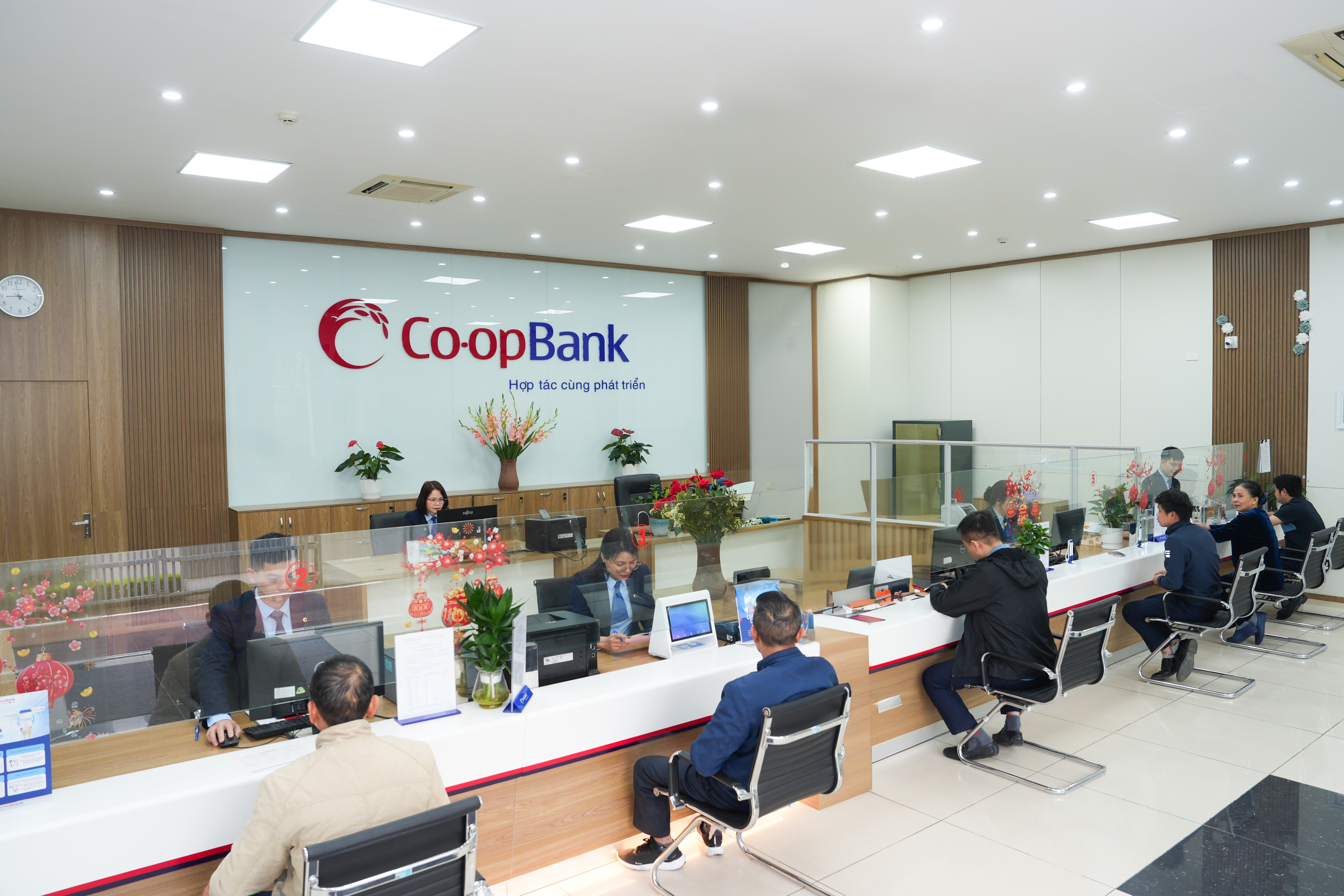 Khách hàng giao dịch tại Chi nhánh Co-opBank
