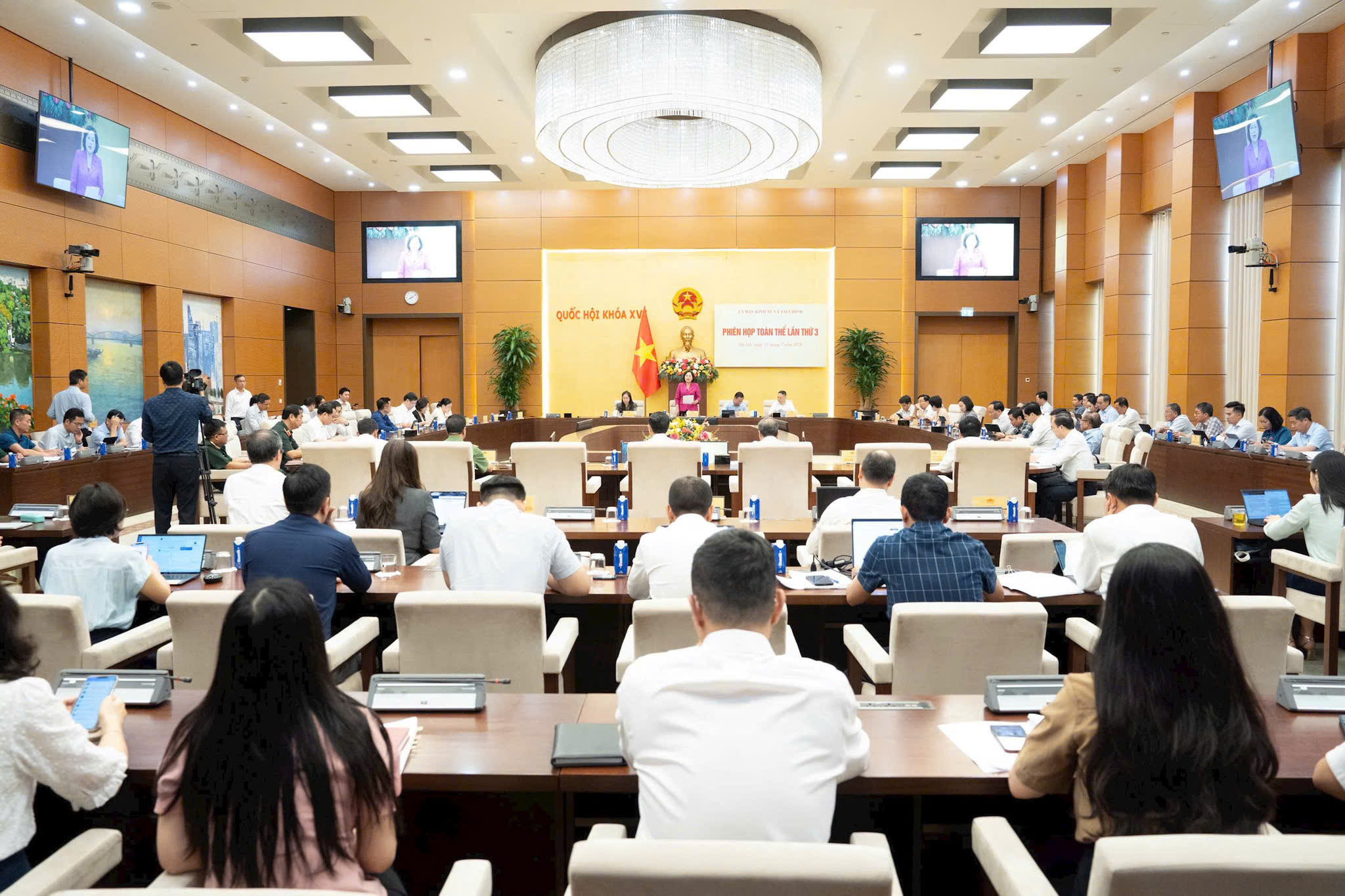 Ủy ban Kinh tế và Tài chính thẩm tra Dự án Luật lĩnh vực Ngân hàng