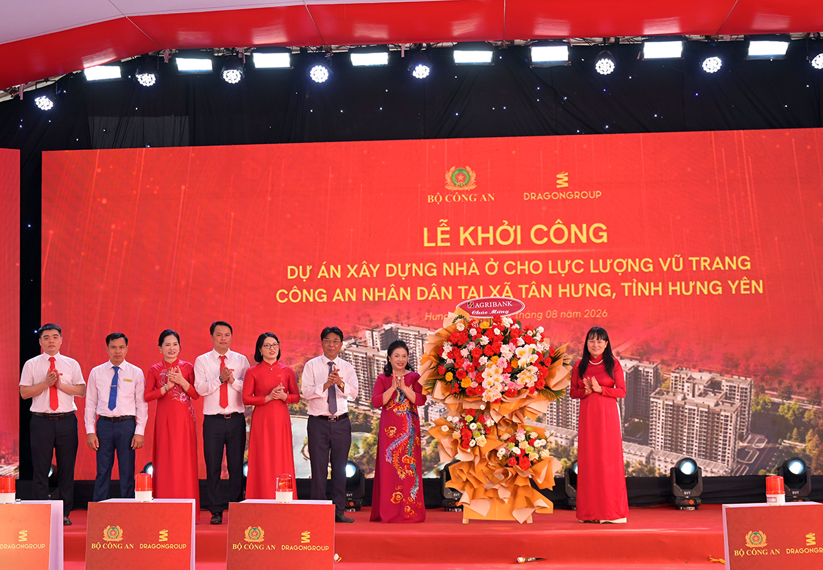 Đại diện Agribank Phó Tổng Giám đốc Phùng Thị Bình tặng hoa chúc mừng Lễ khởi công