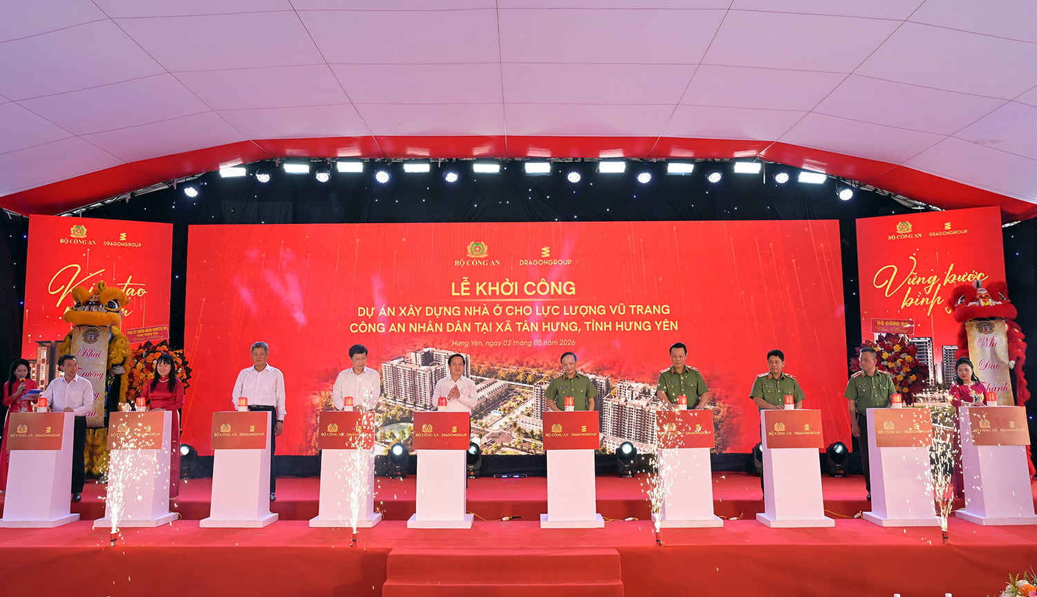 Phó Tổng Giám đốc Agribank Phùng Thị Bình (thứ hai từ trái sang) cùng các đại biểu bấm nút khởi công công trình