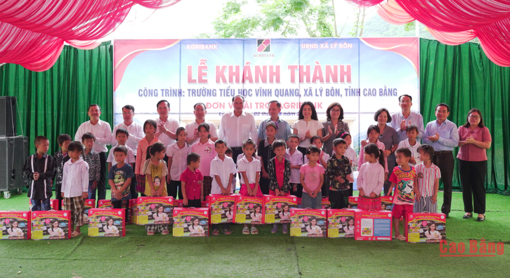 Các đại biểu trao quà cho giáo viên, học sinh trường Tiểu học Vĩnh Quang.