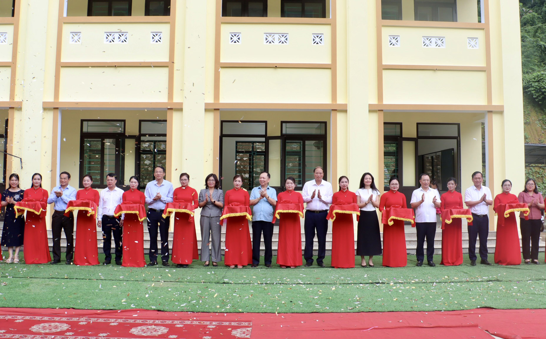 Các đại biểu cắt băng khánh thành công trình trường Tiểu học Vĩnh Quang, xã Lý Bôn - Cao Bằng.