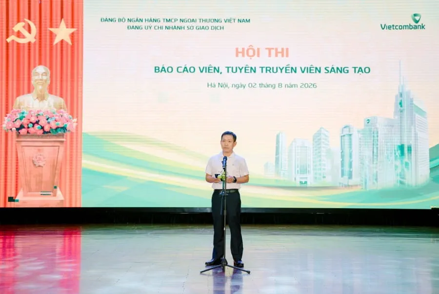 Đ/c Đặng Kiên Định - Bí thư Đảng ủy, Giám đốc Vietcombank Sở giao dịch phát biểu khai mạc Hội thi
