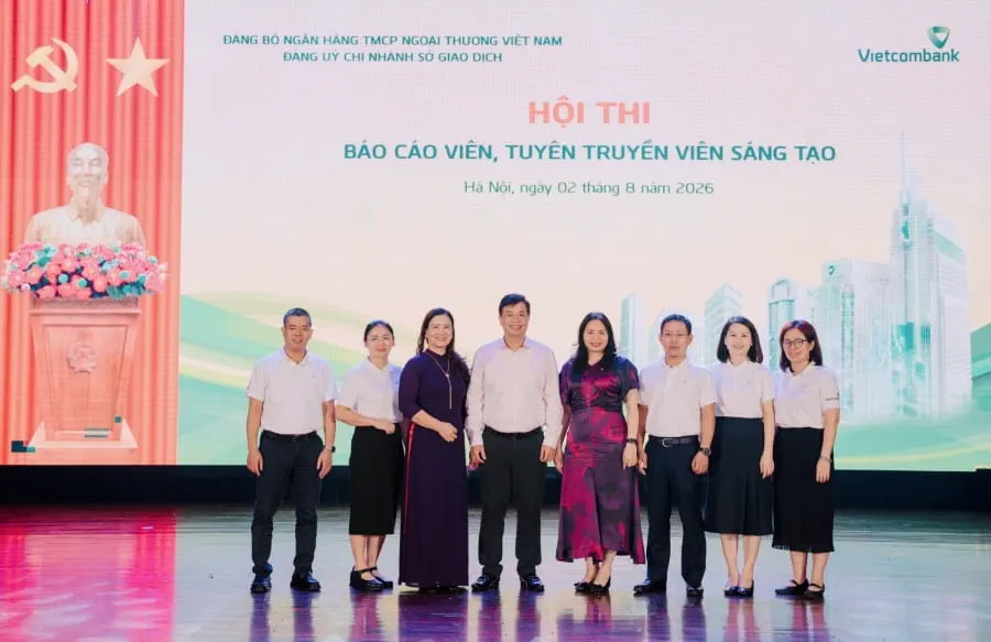 Đ/c Nguyễn Trung Hiếu - Ủy viên BCH Đảng bộ Quốc hội, Phó Trưởng Ban Tuyên giáo và Dân vận, Đảng ủy Quốc hội (thứ 4 từ trái sang); đ/c Nguyễn Thị Tiếp - Báo cáo viên Trung ương (thứ 3 từ trái sang); đ/c Đinh Thị Thái - Ủy viên Ban Thường vụ, Chủ nhiệm Ủy ban Kiểm tra Đảng ủy, Trưởng Ban Kiểm soát Vietcombank (thứ 4 từ phải sang) cùng Ban Giám đốc Vietcombank Sở giao dịch tại Hội thi