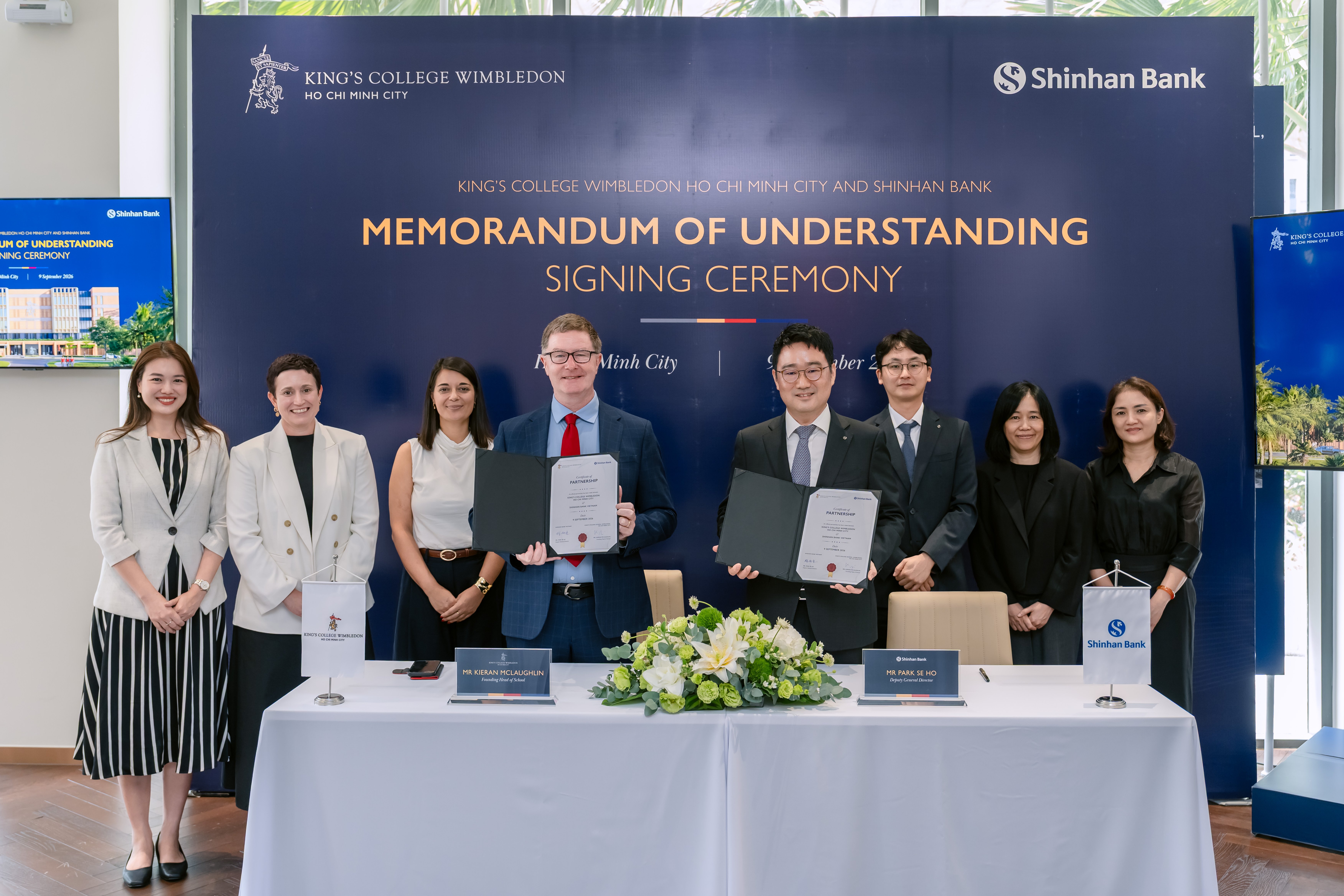 Ông Park Se Ho, Phó Tổng giám đốc Ngân hàng Shinhan và ông Kieran McLaughlin, Hiệu trưởng sáng lập Trường King’s College Wimbledon TP.HCM tại lễ ký kết hợp tác chiến lược, góp phần thúc đẩy giáo dục quốc tế chất lượng cao tại Việt Nam.