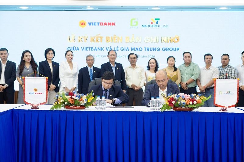 Ông Phạm Linh - Phó Tổng Giám đốc phụ trách Điều hành Vietbank và ông Nguyễn Phương Nam – Tổng Giám đốc Lê Gia Mao Trung Group thực hiện nghi thức ký kết thỏa thuận hợp tác.