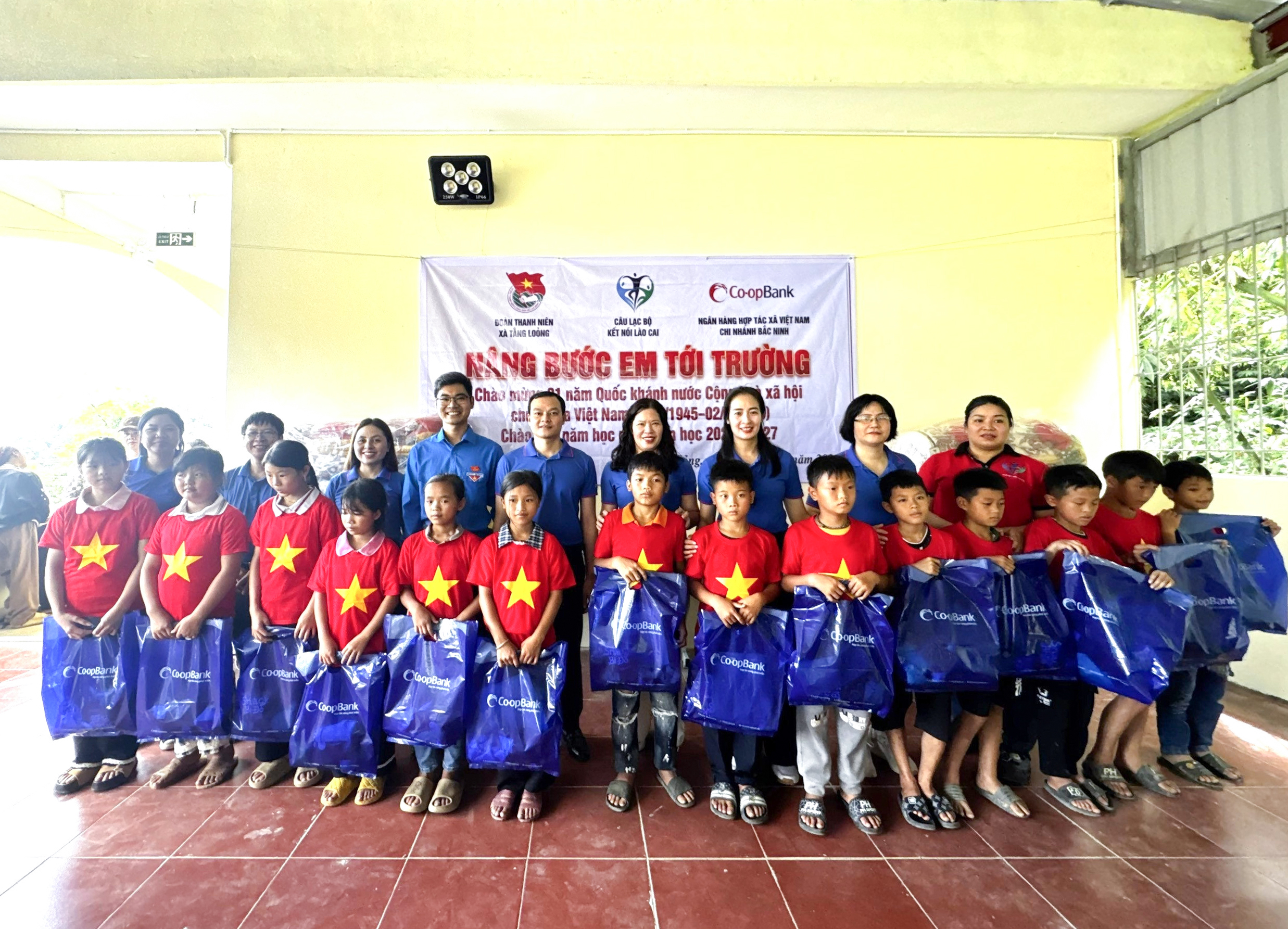 Co-opBank Chi nhánh Bắc Ninh trao các phần quà tới các em học sinh có hoàn cảnh khó khăn tại Trường Phân hiệu Trát, Trường Mầm non sơn ca và Trường tiểu học Tằng Loỏng, tỉnh Lào Cai