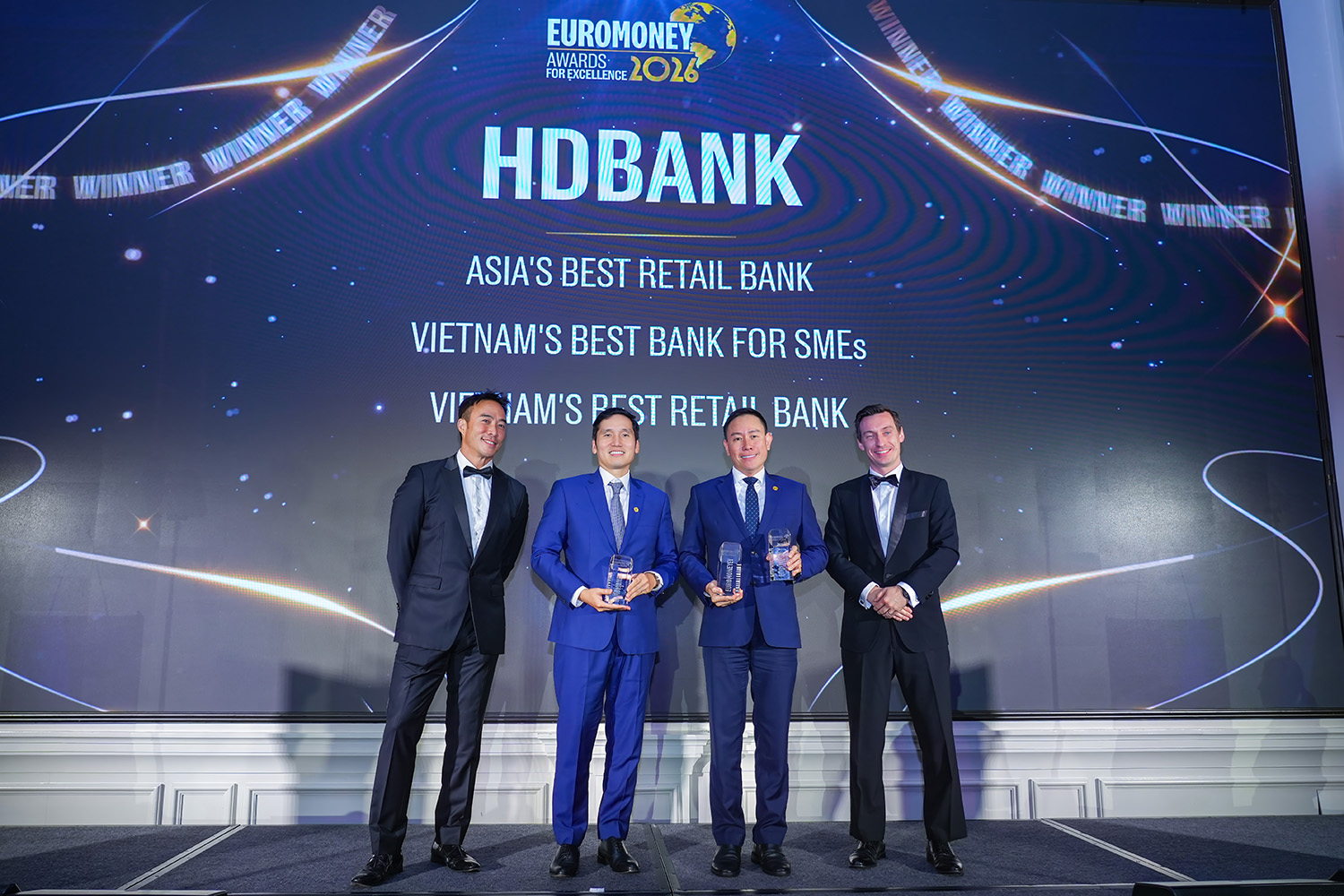 Đại diện HDBank nhận giải “Ngân hàng Bán lẻ tốt nhất châu Á” và 03 giải thưởng uy tín khác cho HDBank do  Euromoney vinh danh, tại Singapore ngày 10/9/2026.