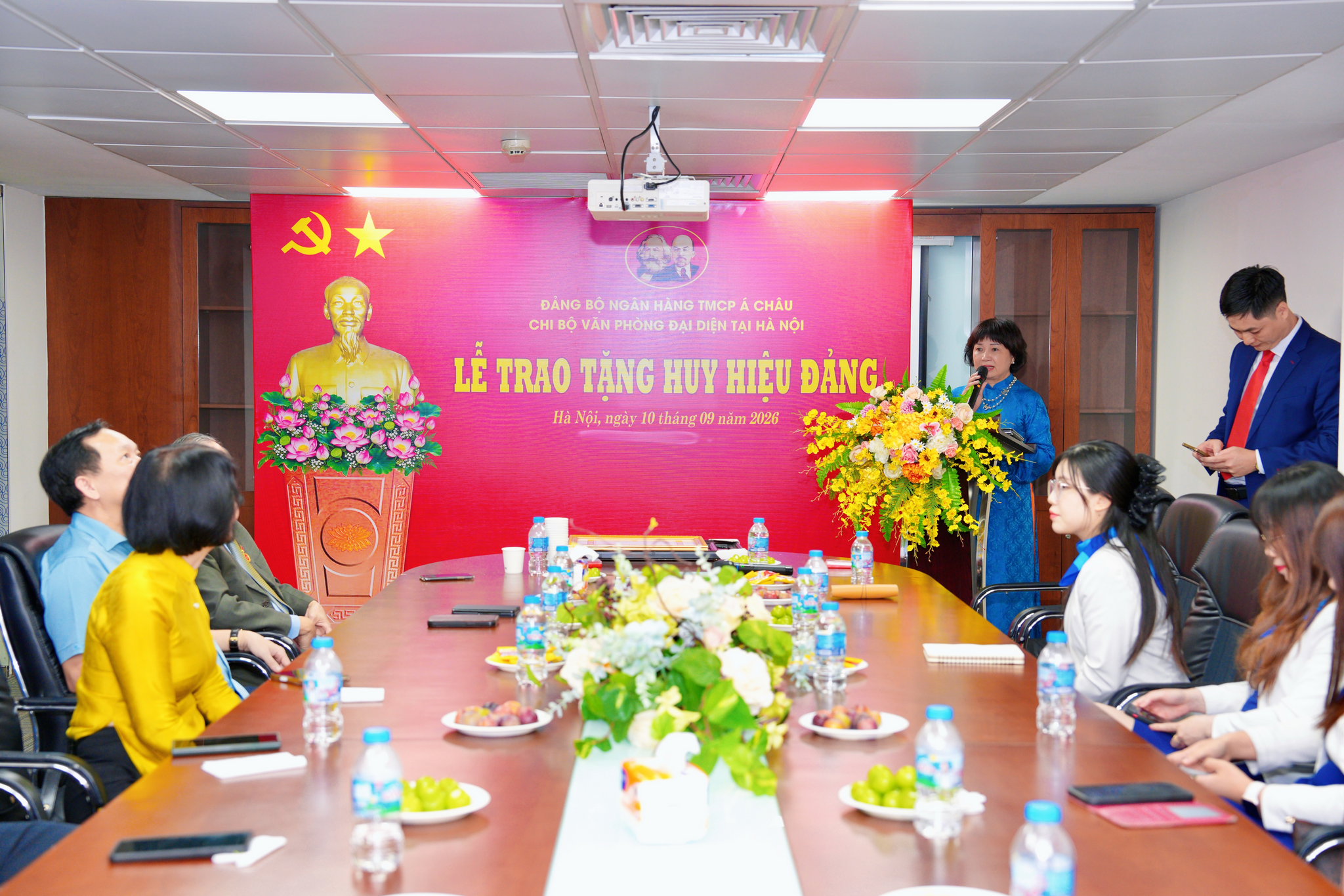 Đồng chí Nguyễn Thị Tuyết Vân - Bí thư Đảng ủy Ngân hàng TMCP Á Châu công bố quyết định trao tặng Huy hiệu 50 năm tuổi Đảng cho đồng chí Lương Văn Tự - Phó Bí thư Chi bộ Văn phòng Đại diện tại Hà Nội và Huy hiệu 35 năm tuổi Đảng cho đồng chí Nguyễn Lan Anh - đảng viên Chi bộ Văn phòng Đại diện tại Hà Nội.