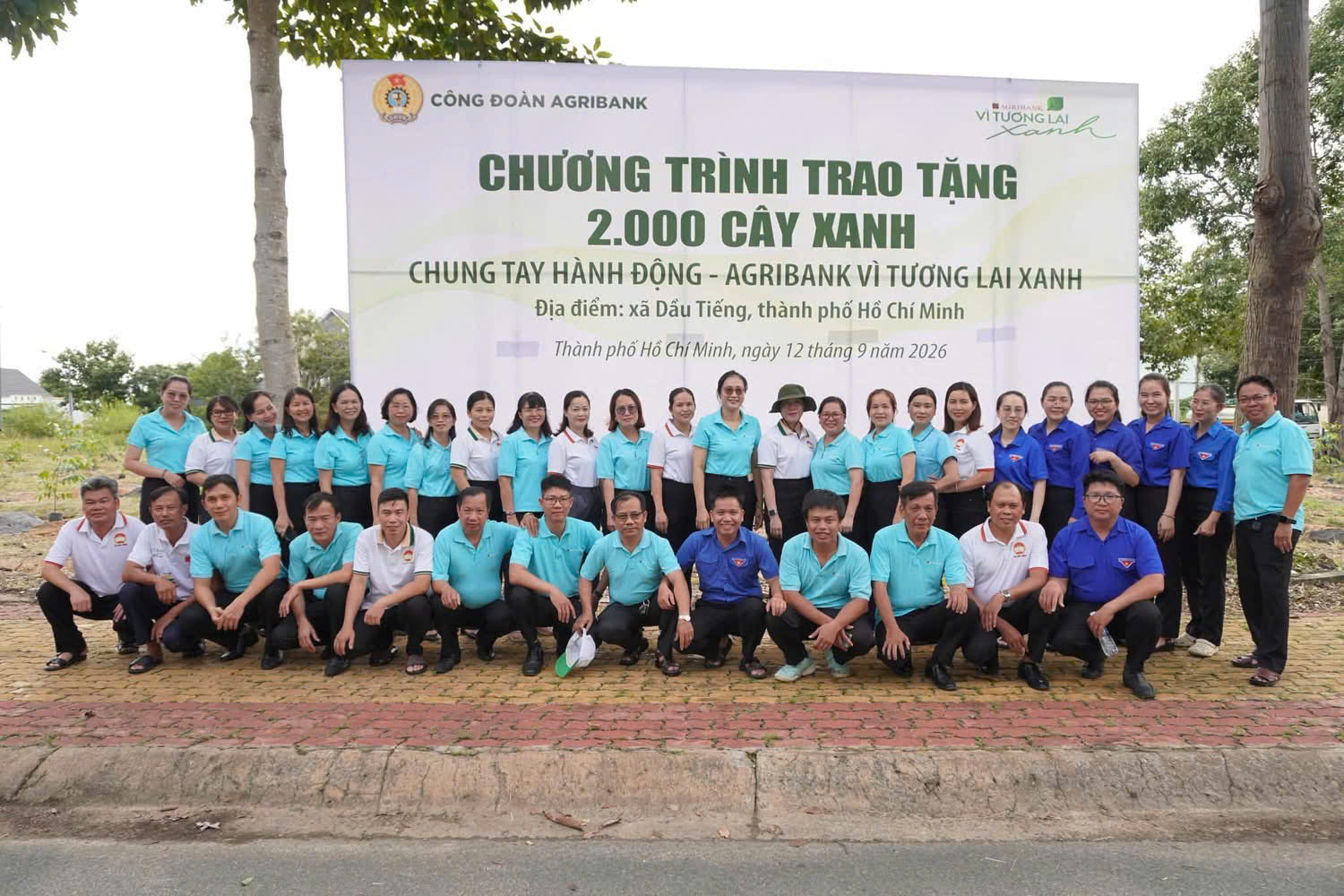 Các đại biểu tham gia trồng cây tại chương trình “Chung tay hành động - Agribank vì tương lai xanh”